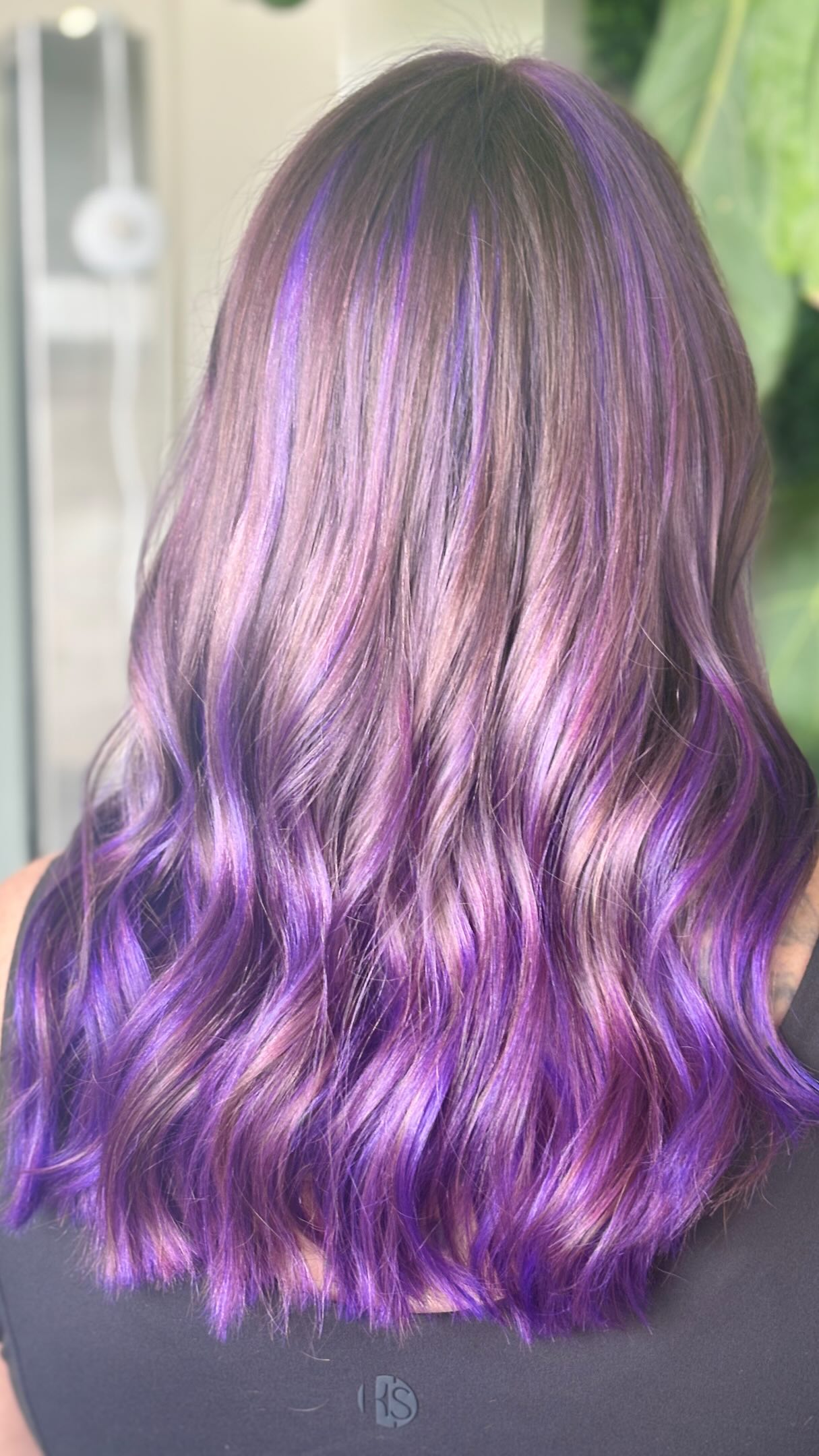 This exquisite transformation began with a base color of a level six, enhanced by strategic highlights. We meticulously redefined the highlight placement to accentuate the brightest areas while maintaining beautifully saturated, untouched strands at a neutral level six. Using the premium @milbonusa line from start to finish ensures vibrant results and long-lasting shine.
To elevate this look, we applied @pravana vivid color infused with rich violet hues, creating a captivating finish that radiates elegance. The entire process utilized Melbon hair care, ensuring exceptional shine and color maintenance.
✨ This fabulous color was crafted by Scott, who is currently welcoming new color clients! ✨ @scott.sjb_
Are you ready for your own transformation? Book your appointment today and let’s create the hair of your dreams!
#iowa #ames #amesiowa #ameshair #iowahairstylist