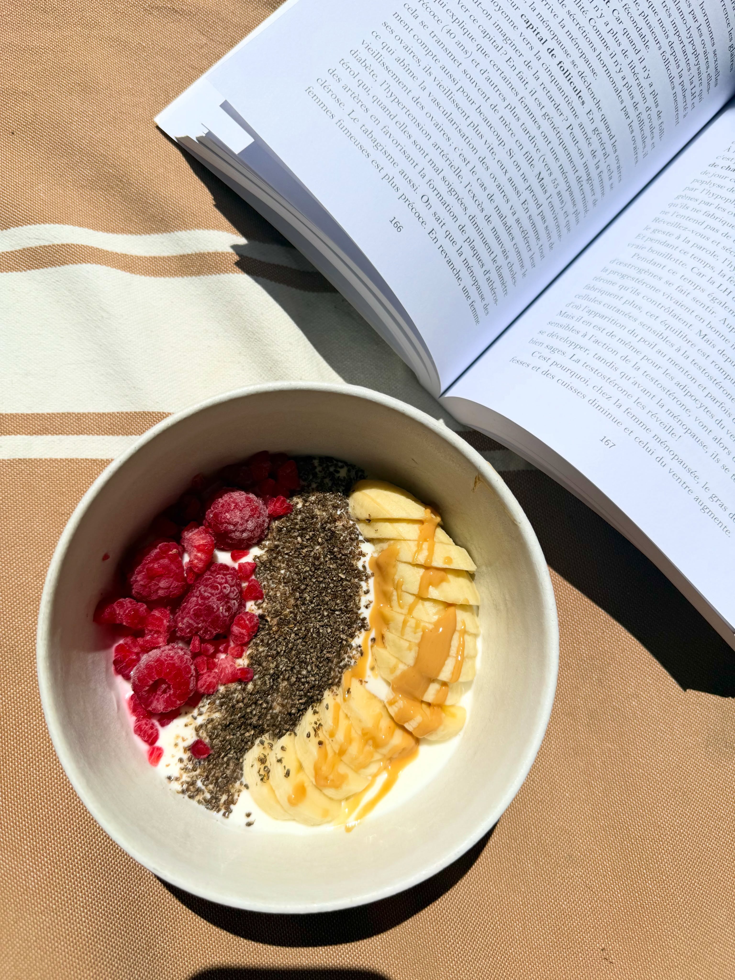 Une de mes collations préférées quand j’ai envie de quelque chose de frais !
Un fromage blanc + des fruits + des graines de Chia moulues de chez @linwoods_france 🤤
Riches en protéines, fibres et oméga 3 💚
Et pour la touche gourmande : une pointe de beurre de cacahuète de chez @menguys_officiel ! 🥜
Produits offerts dans ma box promo du mois de Mai @myfoodxperiences_fr ☀️
-20% sur votre première box (et c’est sans engagement !) 🎁
*collaboration commerciale
#healthy#food#yummy#ideerecette#healthyfoodshare