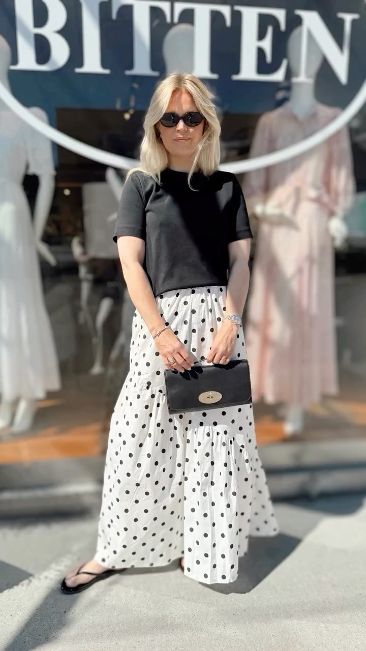 Prikker er alt vi vil gå med nå😍 De gode, gamle polka dotsene har virkelig gjort et skikkelig comeback.
Skjørtet er fra From Paris With Love
T skjorte fra Julie Josephine
Clutchen er Mulberry sin Lily clutch🖤