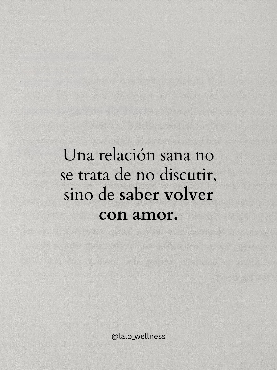 Las relaciones sanas no se miden por la ausencia de conflictos, sino por la forma en que dos personas deciden encontrarse después de ellos.
Porque amar no es estar de acuerdo en todo.
Es escuchar cuando sería más fácil defenderse.
Es decir “me equivoqué” cuando el orgullo quiere ganar.
Es elegir el respeto incluso cuando algo duele.
Muchas personas saben quedarse, pero pocas saben reparar.
Y ahí está la diferencia.
El amor bonito no es perfecto.
Es consciente.
Es paciente.
Es la decisión de volver con empatía, con cuidado y con intención de comprender.
Recuerda: la persona correcta no es la que nunca comete errores, sino la que está dispuesta a hacerse responsable de ellos y construir contigo.
🤍 Amar también es aprender a reparar, no solo a quedarse.
#lalowellness #relacionessanas #CrecimientoPersonal #sanar #amorpropio
