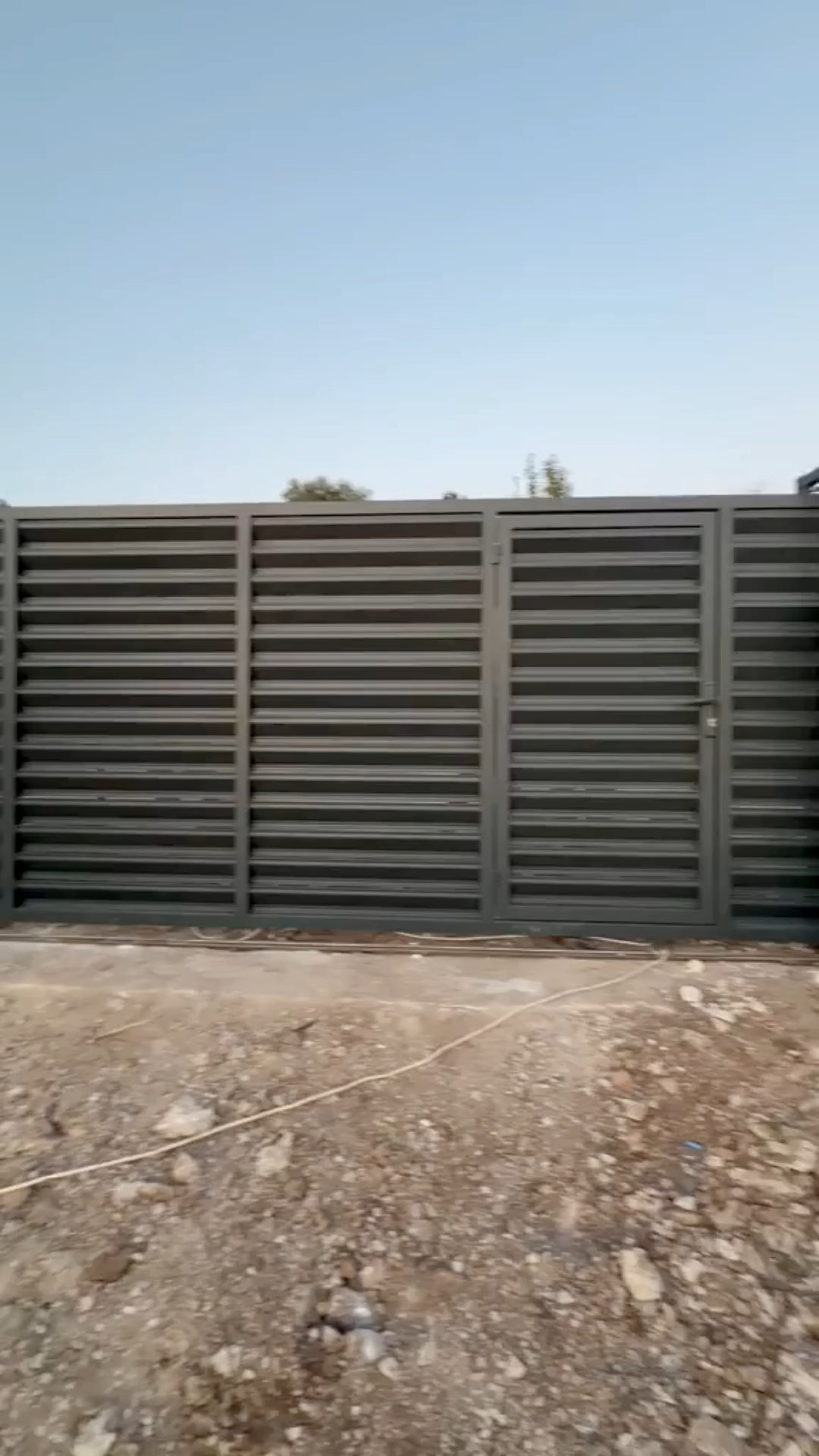 Proje 1 Panjur çit ve bahçe kapı sistemlerimiz ile yaşam alanlarınızı koruyun ve şıklık katın. 1. Sınıf fırın boya, tamamen galvaniz parçalar ve hatasız işçilik ile tanışın.