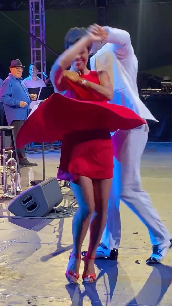 #tb to this fun improv at @lincolncenter
Summer for the city with the amazing @franckmuhel live to the sounds of el maestro @luispericoortiz1 & su orquesta 🎶
I can’t wait to be back next week on Thursday, June 18th with La Tribu de Abrante 🇵🇷
See you this Sunday at @esplanadefriend for a free family event featuring Salsa 🎊
Mondays at @latinmondaysnyc also featuring weekly live music 🥳
Wednesdays at Midtown Dance @34thstnyc Afro Series free classes🌍
& Fridays at @elsierooftopny with DJ 🧞♂️
More info link in bio 🔗
.
.
#salsawithtalia #lincolncenter summerinnyc #outdoordancing
