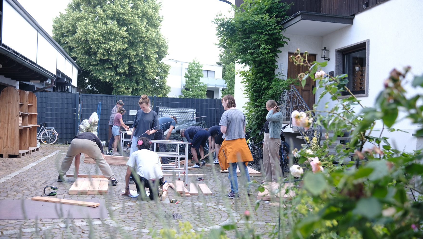 Herzlichen Dank an die Ursula-Wandres-Stiftung für die Unterstützung unseres Projekts! 🌱💚
Dank der Förderung entsteht ein Garten, der Menschen zusammenbringt. Geflüchtete Familien und Menschen aus der Nachbarschaft begegnen sich, lernen sich kennen und gestalten Gemeinschaft.
Schon im Mai haben wir gemeinsam Holunderblüten geerntet, Sirup gekocht und Tee getrocknet. Dabei entstanden viele schöne Gespräche und neue Kontakte.
Auch in der Werkstatt wird gemeinsam gebaut und gewerkelt. Dort entstehen Beete und weitere Ideen für den Garten.
Wir freuen uns auf viele weitere Begegnungen, Feste und gemeinsame Erlebnisse.
Danke, dass Sie dieses Miteinander möglich machen! 💛
#miteinandergestalten #gartenglück #gemeinsamstark
#begegnungschafftzukunft #vielfaltverbindet