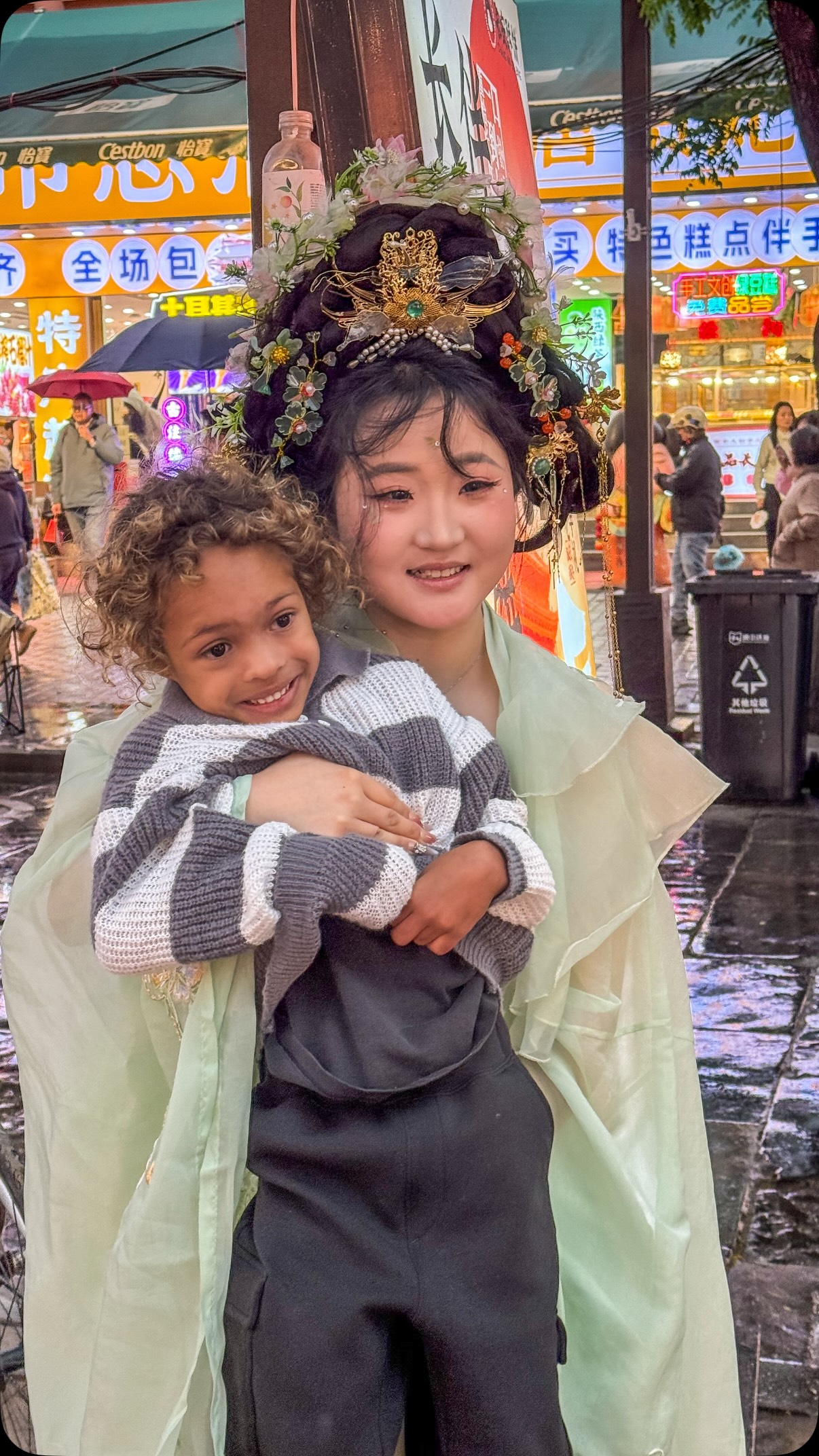 On passe notre vie à apprendre aux enfants à parler.
Et pourtant, ils savent déjà communiquer avec tout le monde.
🇨🇳 Un de nos plus beaux souvenirs de Chine.
Famille en voyage - Tour du monde en famille - China - Voyager avec enfants - Rencontres inoubliables
