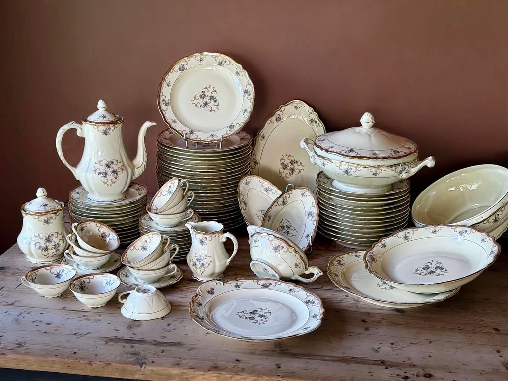 Magnifique service de table en porcelaine de Limoges, très complet 84 pièces.
Décor de bouquets floraux bleus et mauves sur fond ivoire /blanc.
Arabesques dorées et bords chantournés avec filet or .
Ce service comprends :
- 24 assiettes plates Ø 24,3 cm
- 12 assiettes creuse Ø 23 cm
- 12 assiettes à dessert Ø 19 cm
- 1 plat oval 36,2 cm x 22,2 cm
- 1 plat rond Ø 28,3 cm
- 1 plat rond creux Ø 28,3 cm hauteur 5,2 cm
- 1 plat à tarte Ø 26,5 cm
- 1 soupière Ø 25 cm hauteur 18,5 cm
- 2 raviers 23cm x 13 cm
- 1 saladier Ø 25 cm hauteur : 11 cm
Service à café :
- 12 tasses à café Ø 10 cm hauteur 4,3 cm
- 12 sous-tasse Ø 14,5 cm
- 1 cafetière hauteur 24 cm
- 1 sucrier hauteur 16,5 cm
- 1 pot à Lait hauteur 12 cm
Service de table en parfait état, probablement très peu utilisé .
Les plus :
Un joli décor , le bord chantourné toujours élégants sur table.
Décor et dorure intacte
Un service très complet pour 12 convives .
Marqué au revers Limoges France exclusivité R.Leclair .
Ce service date des années 1950-1970.
🛒 prix et disponibilité dans la boutique en ligne
#artdelatable #servicedetable #porcelainedelimoges #vaisselle