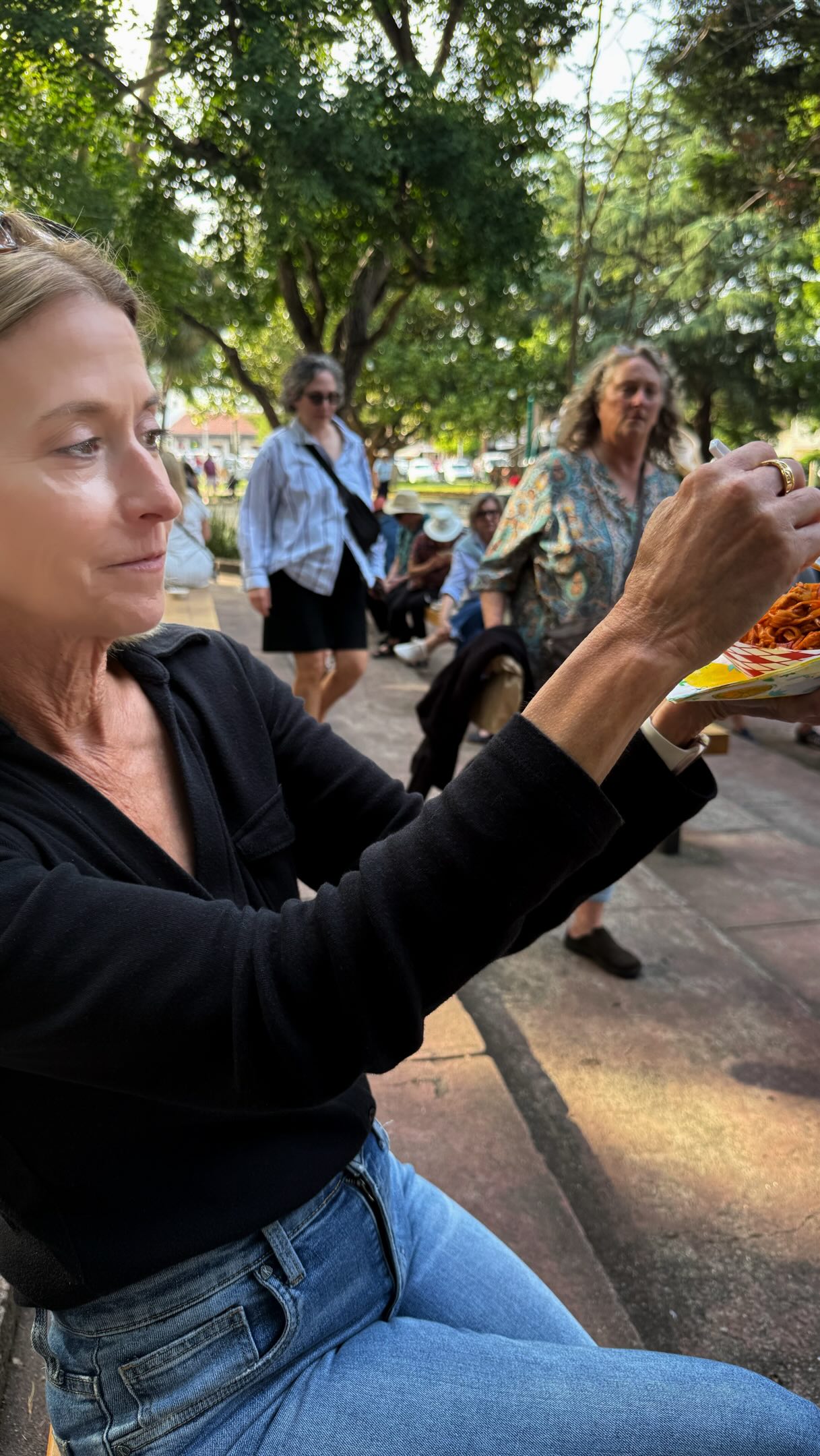 One of my favorite summertime activities-our local Tuesday Night Farmer’s Market😎
Local musicians
Fresh produce
Artisans
Food trucks
Wine, of course
A great way to connect with friends and family😎
#sonomaplaza #sonomavalley #farmersmarkets #localfun #summerfun