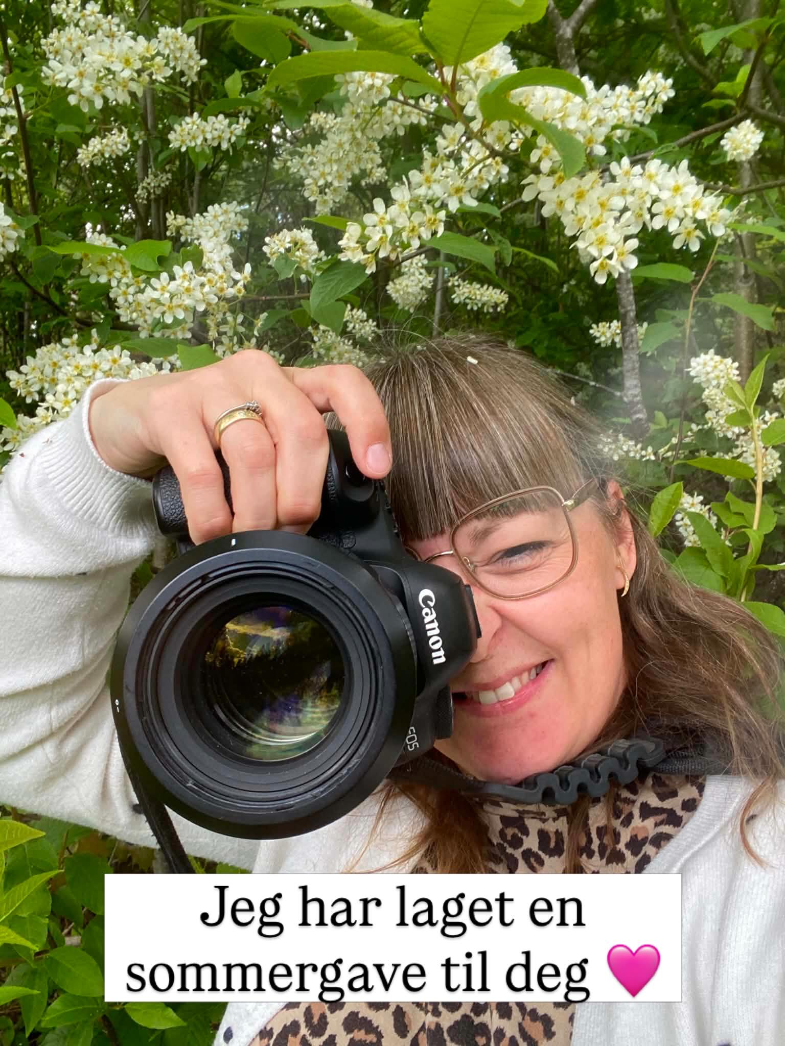 Hva med å bytte ut scrolling med et kreativt blikk i sommer?
Jeg har laget en gratis sommerguide til deg.
SE DEG RUNDT 📷
7 enkle oppgaver som hjelper deg å ta oppmerksomheten tilbake og legge merke til verden rundt deg igjen. Akkurat nå. Akkurat der du er. Med et kreativt blikk og hele sanseapparatet.
Du trenger ingen forkunnskaper. Bare øynene dine, en blyant, kamera eller telefonen, og litt vilje til å bremse ned.
Perfekt å ta frem når du sitter fast i scrolling, eller bare vil gjøre noe meningsfylt med en ledig stund i sommer.
Last ned gratis 🩷
Link i bio.