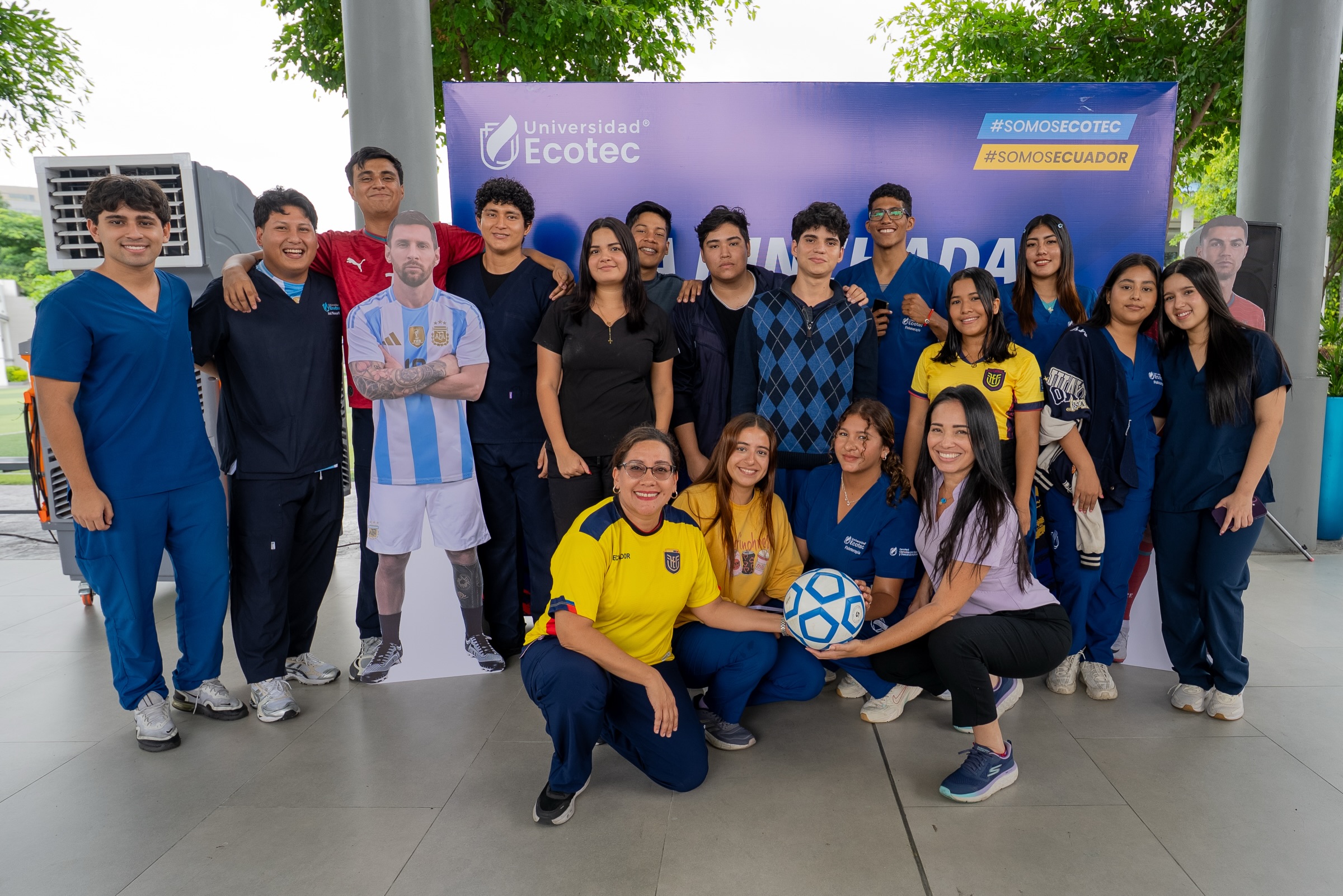 La hinchada ECOTEC en Campus Guayaquil se reunió para vivir la inauguración del Mundial en un ambiente de alegría, camaradería y espíritu futbolero.
Estudiantes, docentes y colaboradores compartieron una jornada de integración con concursos, premios y espacios de esparcimiento. Además, McDonald’s se sumó con una activación que entregó órdenes de compra a los asistentes.
