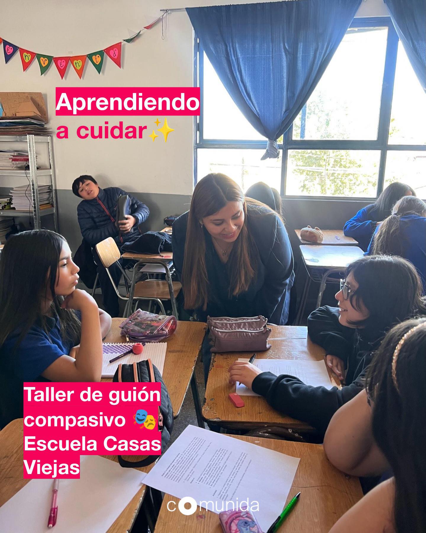Escribir para conectar: Nuestra nueva generación de Cuentacuentos Compasivos ✍️✨
¿Es posible aprender a cuidar a través de la imaginación? ¡Claro que sí! El jueves pasado finalizó el último taller de role playing con nuestros Cuentacuentos, donde el desafío fue tan profundo como creativo: redactar e interpretar su propio guion compasivo. 🎭
En este ejercicio, los estudiantes no solo asumieron diferentes roles, sino que se pusieron en los zapatos del otro para entender la importancia de la escucha activa, la validación y el acompañamiento. Fue un espacio donde la técnica se encontró con el corazón, permitiéndoles transformar conceptos como la empatía y la compasión en acciones concretas a través de sus historias. 🗣️🌟
Verlos trabajar juntos, leer sus guiones y participar activamente nos llena de esperanza. Están aprendiendo que, al contar y escuchar historias, estamos construyendo un mundo más amable y conectado.
Gracias a cada uno de nuestros Cuentacuentos por su compromiso y por atreverse a explorar el poder de la compasión. ¡Estamos muy orgullosos de su crecimiento! 👏💙