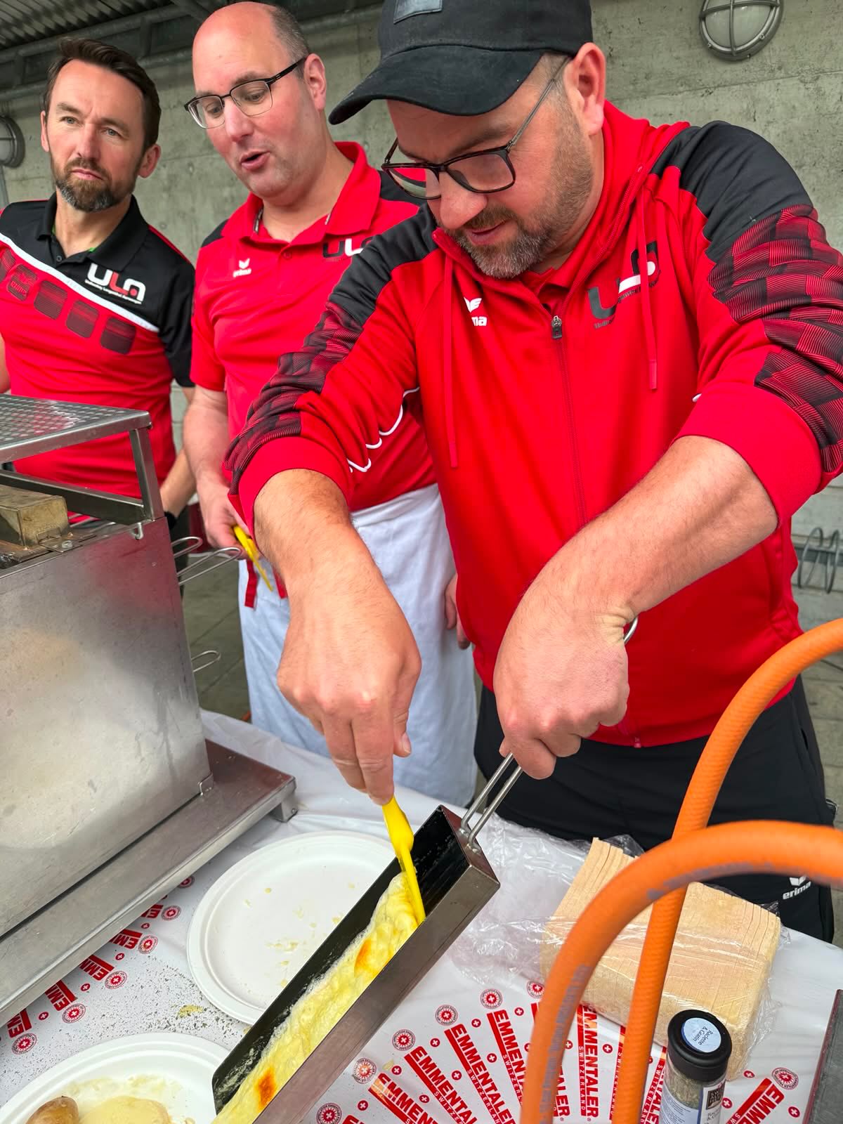 Sommeranlass des DO-Clubs bei ULA
Über 50 Mitglieder des DO-Clubs folgten der Einladung von Präsident Remo Rudiger zum diesjährigen Sommeranlass bei Unihockey Langenthal Aarwangen (ULA). Nach dem gemeinsamen Apéro erhielten die Gäste spannende Einblicke in den Verein und konnten das Juniorentraining hautnah miterleben.
Ein besonderes Highlight des Abends war das Penaltyschiessen der DO-Club-Mitglieder gegen die Torhüter des National-League-B-Teams von ULA. Dabei bewiesen die Teilnehmer Ehrgeiz, Treffsicherheit und vor allem viel Humor, während die Goalies mit starken Paraden ihr Können unter Beweis stellten.
Beim anschliessenden Raclette-Plausch mit Dessert blieb genügend Zeit für interessante Gespräche, neue Kontakte und den Austausch zwischen den Mitgliedern. Der gelungene Anlass zeigte eindrücklich, wie Sport Menschen verbindet und regionale Netzwerke stärkt.
Der DO-Club bedankt sich herzlich bei ULA für die Gastfreundschaft sowie bei ULA-Präsident Markus Spycher für die spannende Vorstellung des Vereins und die Organisation dieses gelungenen Abends. Ein grosser Dank gilt zudem allen Beteiligten, die zum Erfolg des Sommeranlasses beigetragen haben.