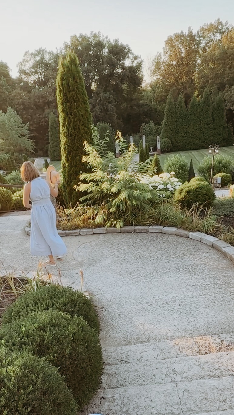 POV: The 22-year-old is in charge of the behind-the-scenes footage.
What we got:
• Selfies
• Feet pics
• TikTok breaks
• Questionable camera angles
• Unhinged laughter
What we somehow also got:
A fantastic brand shoot.
No notes. 😂