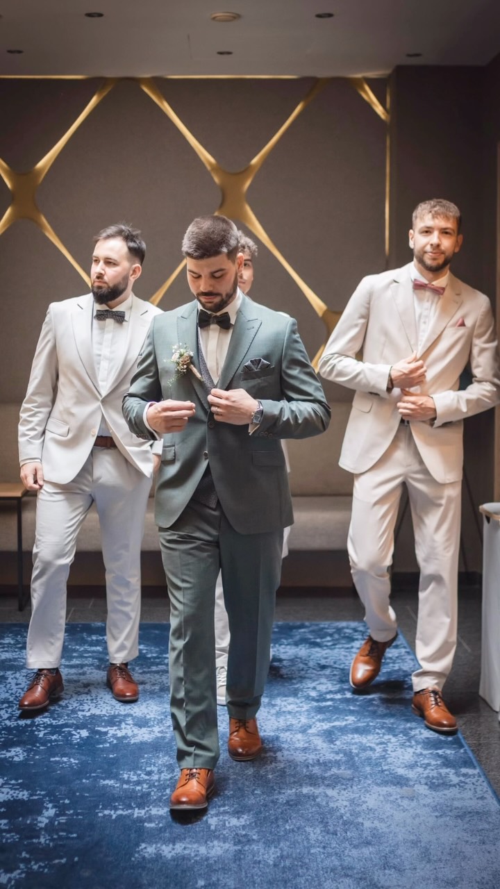 Getting Ready | Wedding
Während sich die Braut noch vorbereitet hat, blieb Zeit für ein paar starke Aufnahmen mit dem Bräutigam und seinen Jungs. Gute Stimmung, elegante Anzüge und die Vorfreude auf einen unvergesslichen Tag – manchmal entstehen genau in diesen ruhigen Momenten die besten Bilder. 📸
#hochzeit #bräutigam #groomsmen #hochzeitsfotograf #hochzeitschweiz