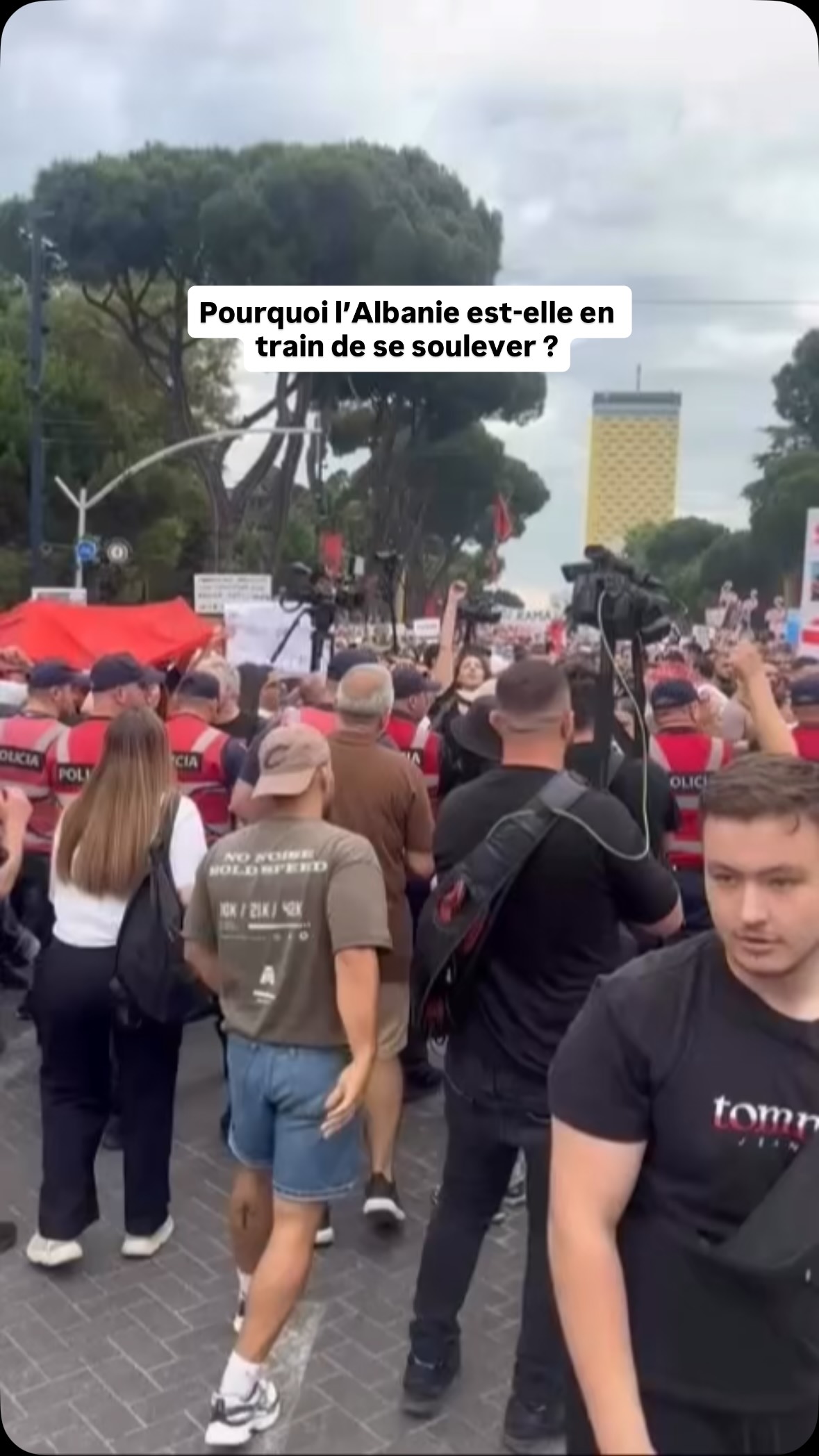 L’Albanie n’est pas à vendre.
Follow @boursicotalk pour ne rien manquer de l’actu
Depuis plusieurs jours, des milliers d’Albanais manifestent dans les rues de Tirana contre un projet immobilier de luxe soutenu par le Premier ministre Edi Rama.
Le projet prévoit le développement touristique de l’île de Sazan et d’autres zones côtières sensibles, avec des investisseurs liés à Jared Kushner, gendre de Donald Trump.
Pour les manifestants, il ne s’agit pas seulement d’un projet immobilier.
Il s’agit de savoir qui décide de l’avenir du pays, de son patrimoine et de ses ressources stratégiques.
Les tensions sont telles que certains rassemblements ont donné lieu à des affrontements avec les forces de l’ordre.
Pendant ce temps, le gouvernement défend le projet au nom du développement économique et du tourisme.
👉 Développement ou abandon du patrimoine national ?
C’est aujourd’hui la question qui divise l’Albanie.
Que feriez-vous à la place du gouvernement albanais ? 🇦🇱