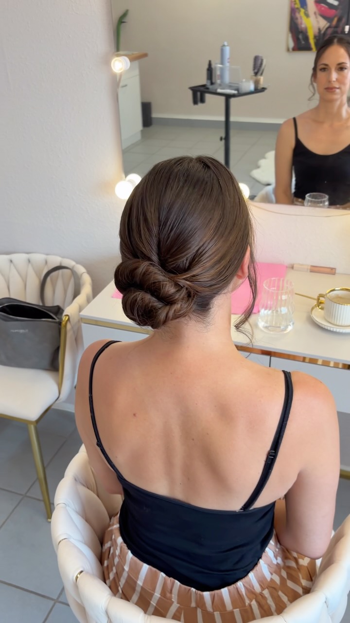 ✨ Eleganz steckt oft in den kleinen Details. ✨
Für diesen Look durfte ich eine zeitlose, tief sitzende Hochsteckfrisur zaubern – klassisch, elegant und perfekt für besondere Momente. 🤍
Sanfte Linien, ein sauber gearbeitetes Finish und eine Frisur, die den ganzen Tag hält und dabei trotzdem leicht wirkt.
Wie gefällt euch dieser Bridal-/Event-Look? ☀️
#bridalhair #brautfrisur #weddinghair #hairstylist #elegantlook