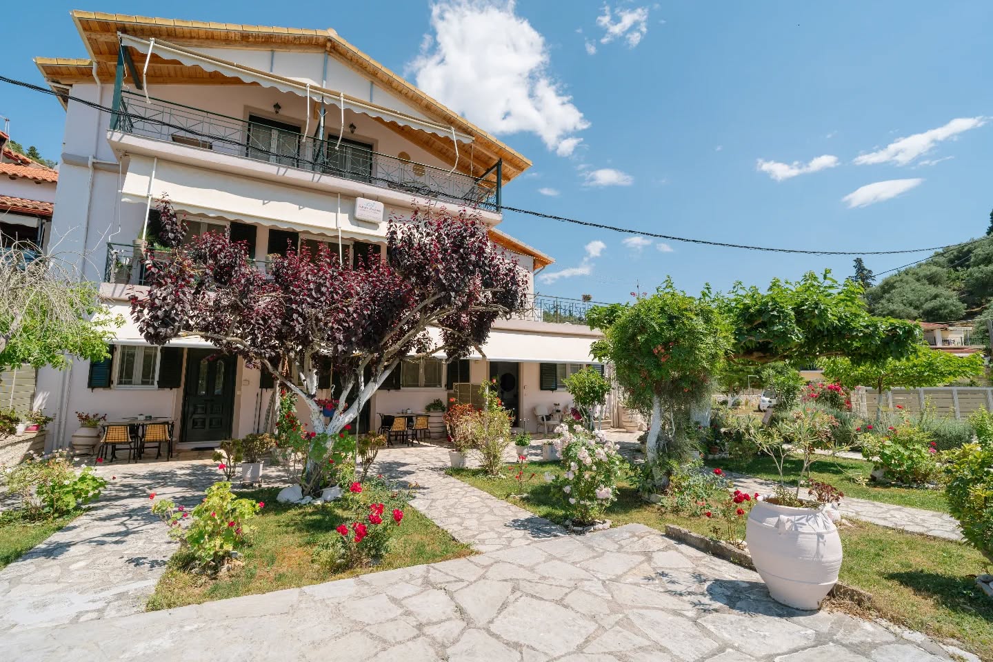 🌸🌸🌸
Looking for your next getaway?
Peace,
comfort,
blooming gardens,
and the beauty of Sivota
all in one place!
#FissasRooms
#BoutiqueRooms
#HospitalityExperience