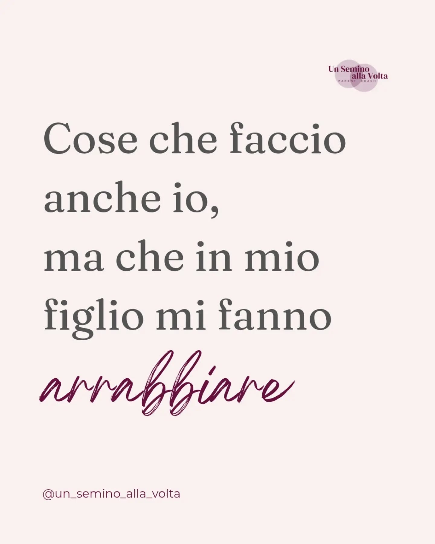 Probabilmente mentre leggevi annuivi. Forse sorridevi. Forse ti venivano in mente altri dieci esempi.
È comodo, in fondo, riconoscersi in una lista.
Quello che è meno comodo, e forse più utile, è fermarsi un istante e capire che c'è un meccanismo che conosciamo tutti, ma che quasi nessuno ama nominare: il doppio standard, il "due pesi e due misure".
Lo applichiamo con naturalezza, senza accorgercene, spesso in buona fede, convinti che la differenza stia nell'età, nell'esperienza, nel ruolo. E in parte è vero. Ma solo in parte.
Perché quando siamo noi a cambiare idea all'ultimo momento, è flessibilità. Quando lo fanno loro, è un capriccio. Quando siamo noi a non staccare dal telefono, è un momento di pausa che ci siamo guadagnati. Quando sono loro a voler guardare un altro episodio, è dipendenza da correggere. Quando siamo noi di cattivo umore senza motivo, è una brutta giornata. Quando lo sono loro, è un comportamento da gestire.
Non voglio certo stare qui a fare una lista di colpe, ma piuttosto mostrarti un riflesso, farti da specchio. E gli specchi, si sa, non sempre restituiscono l'immagine che speriamo di vedere.
La genitorialità è anche questo: accorgersi di quanto spesso chiediamo ai nostri figli una coerenza che noi stessi facciamo fatica a praticare. E chiedersi (senza troppa severità verso se stessi, ma con onestà) da dove nasce quella pretesa.
Non per smettere di fare i genitori, ma per farlo con un po' più di lucidità, e forse un po' meno di stupore quando ci ritroviamo riflessi in loro.