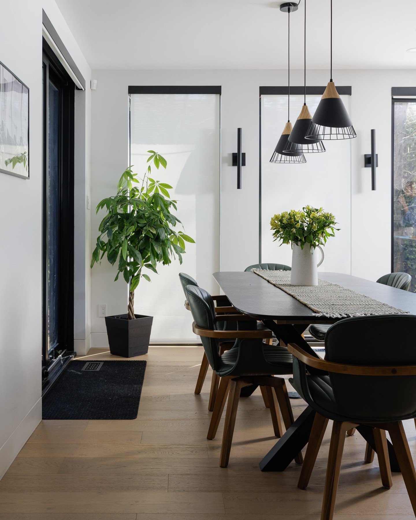 Past the kitchen, the light keeps going.
Soft-filtered shades carry the glow right through to the table.
#customblinds #windowtreatments #lightfiltering #rollerblind #mtlblinds #openconceptliving #diningroom #modernliving #interiordesign #windowstyling