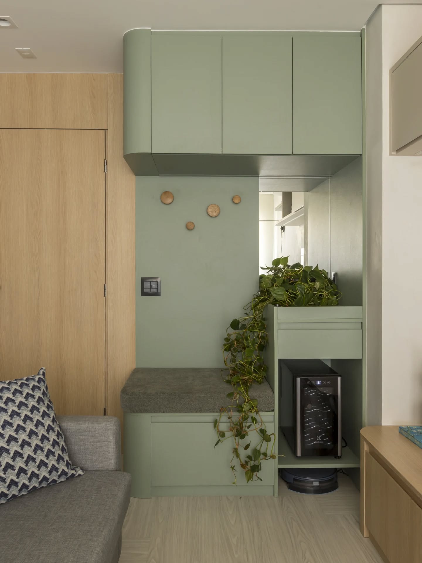 Criar uma área multiuso na entrada de um apartamento envolve muitas escolhas.
Destacar um cantinho, entender o uso diário, dar personalidade e utilidade.
Nesse projeto o pessoal da @misarquitetura criou um espaço com tudo encaixadinho. Sapateira, espaço pra bar ou pra decoração, o lugar da adega e até o estacionamento do robosinho de limpeza diária.
.
Com uso de cor, luz e texturas, o espaço ganho um lindo destaque nesse apartamento.
.
#projetodeinteriores #newmoveisplanejados #marcenariaplanejada #moveisplanejados