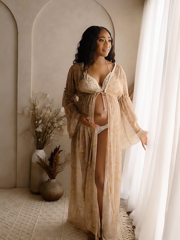 A stunning hand-crocheted lace top and kimono set, lovingly handcrafted with so much care and attention to every detail. 🩷
This dreamy two-piece set is perfect for creating timeless, romantic portraits and beautiful moments🥹
🌸 Flash Sale Alert! 🌸
The very last available set is now on sale — once it’s gone, it’s gone!
Don’t miss your chance to add this beautiful piece to your wardrobe. ✨
📸 @paulagoforthphotography
#EdenArtDresses #HandCrochet #LaceKimono #BohoStyle #PhotographyWardrobe