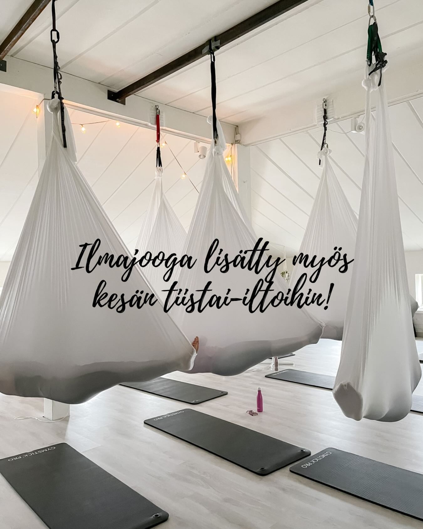 Suosittu ilmajooga on lisätty nyt myös kesäkauden tiistai-iltoihin klo 19.30-20.30! 🙏
Ilmajooga on rauhallinen tunti, joka huoltaa sekä kehoa että mieltä ja auttaa rauhoittumaan arjen keskellä. Tunnilla harjoitellaan jooga-asanoita ilmasta roikkuvan kangaslenkin eli hammockin avulla. Kangaslenkki on lantion korkeudella ja mahdollistaa näin helpon nousun välineelle. Ilmajoogassa tehdään erilaisia venytyksiä ja riipuntoja sekä pää ylös että alas päin. Kangaslenkki helpottaa monien joogasta tuttujen vaativampien liikkeiden tekemisessä. Ilmajooga vahvistaa ja notkistaa kehoa ja lisää ”pituutta” ja liikkuvuutta rankaan.
Tervetuloa kokeilemaan! 🌸