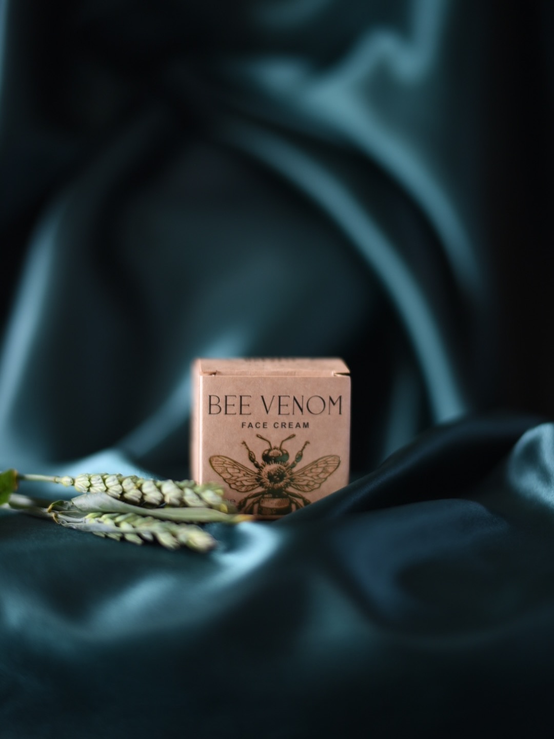 Crafted by bees. Loved by skin.
#oneandonly #craftedbybees #luxuryskincare #facecream #unique