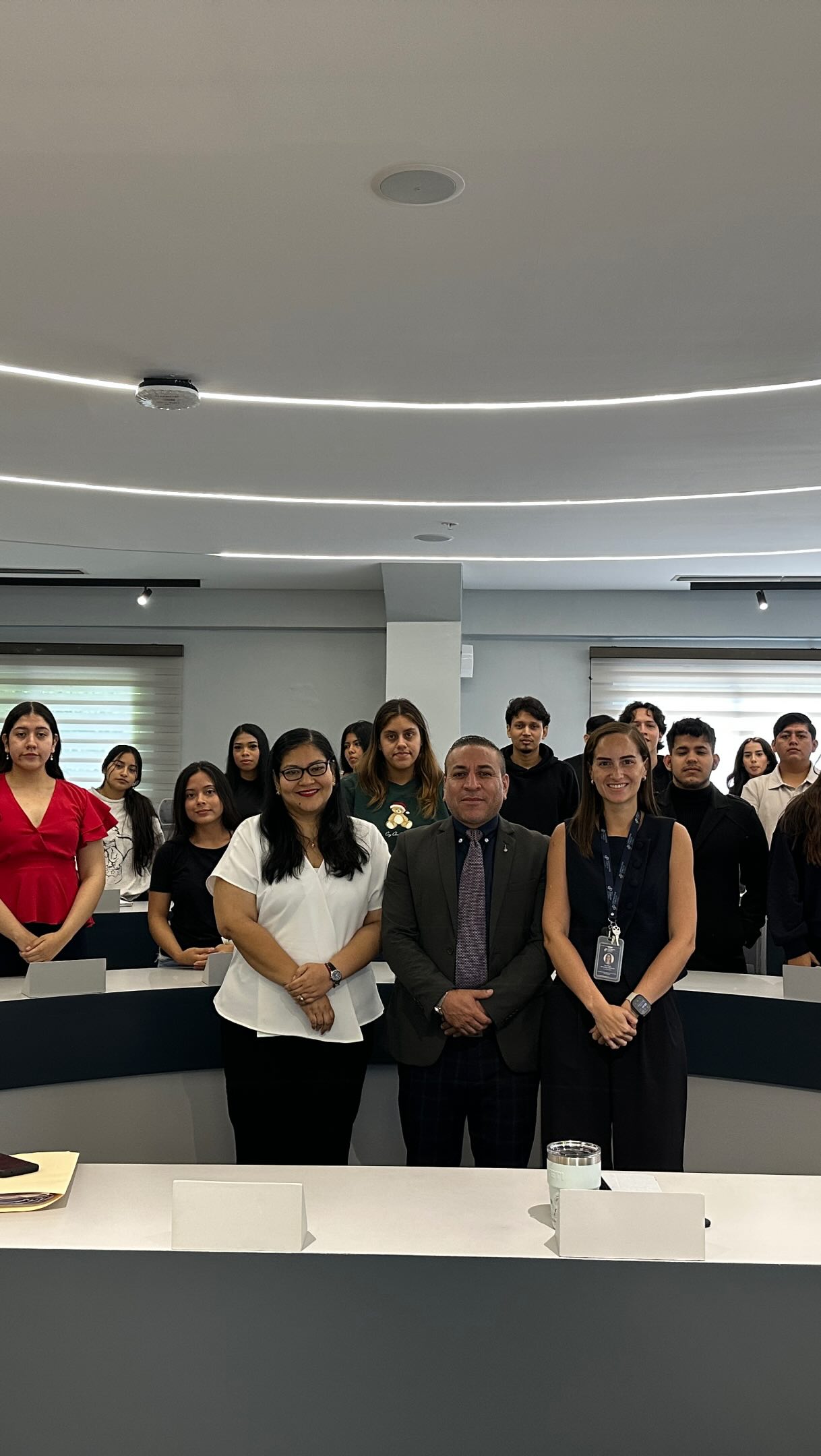 Nuestros estudiantes de la Facultad de Derecho y Gobernabilidad fueron parte de una enriquecedora jornada académica junto a la Defensoría Pública del Ecuador, profundizando sus conocimientos sobre temas de alta relevancia para el sistema de justicia y la protección de derechos. ⚖️
En ECOTEC promovemos espacios de diálogo que impulsan el pensamiento crítico y el aprendizaje integral.