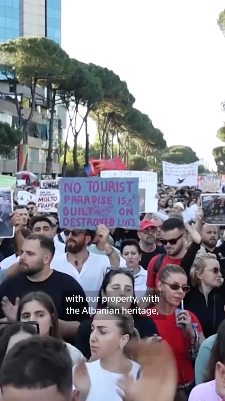🇦🇱 L’Albanie appartient aux Albanais.
Follow @boursicotalk pour ne rien manquer dans l’actualité
Des milliers de personnes ont manifesté à Tirana contre un projet touristique de plusieurs milliards de dollars soutenu par le gouvernement d’Edi Rama et porté par une société liée à Jared Kushner, le gendre de Donald Trump.
Au cœur du débat :
• l’île stratégique de Sazan,
• la région protégée de Zvërnec,
• des avantages accordés aux investisseurs étrangers,
• et des préoccupations environnementales grandissantes.
Pour les défenseurs du projet, il s’agit d’une opportunité économique majeure pour le pays.
Pour les opposants, c’est un patrimoine national qui risque d’être cédé au profit d’intérêts privés étrangers.
Le slogan des manifestants est clair :
🇦🇱 “Albania is not for sale.”
Une question divise désormais le pays :
👉 Le développement économique justifie-t-il de transformer certains lieux emblématiques en complexes touristiques de luxe ?