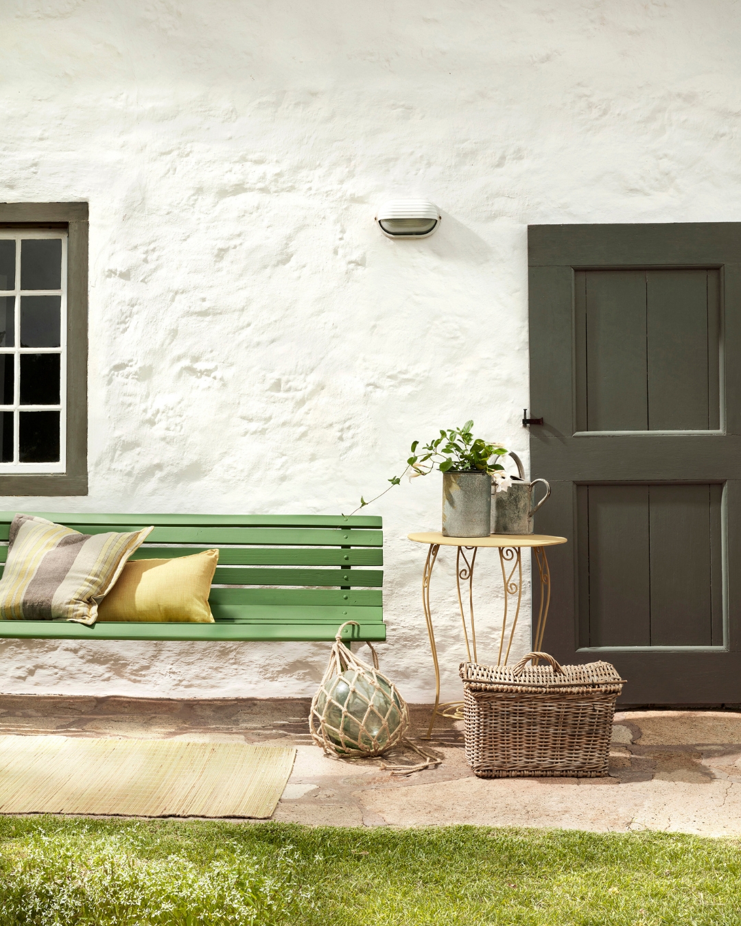 Gartenmöbel, Außentüren und Holzverkleidungen eignen sich hervorragend, um mit kräftigen Farben einen Kontrast in deinem Garten zu setzen.
Unsere Intelligent Exterior Eggshell Oberfläche bietet eine einfache Möglichkeit, Holzverkleidungen im Außenbereich aufzufrischen. Sie vereint eine geruchsarme, schnell trocknende Formel auf Wasserbasis mit einer robusten und langlebigen Oberfläche.