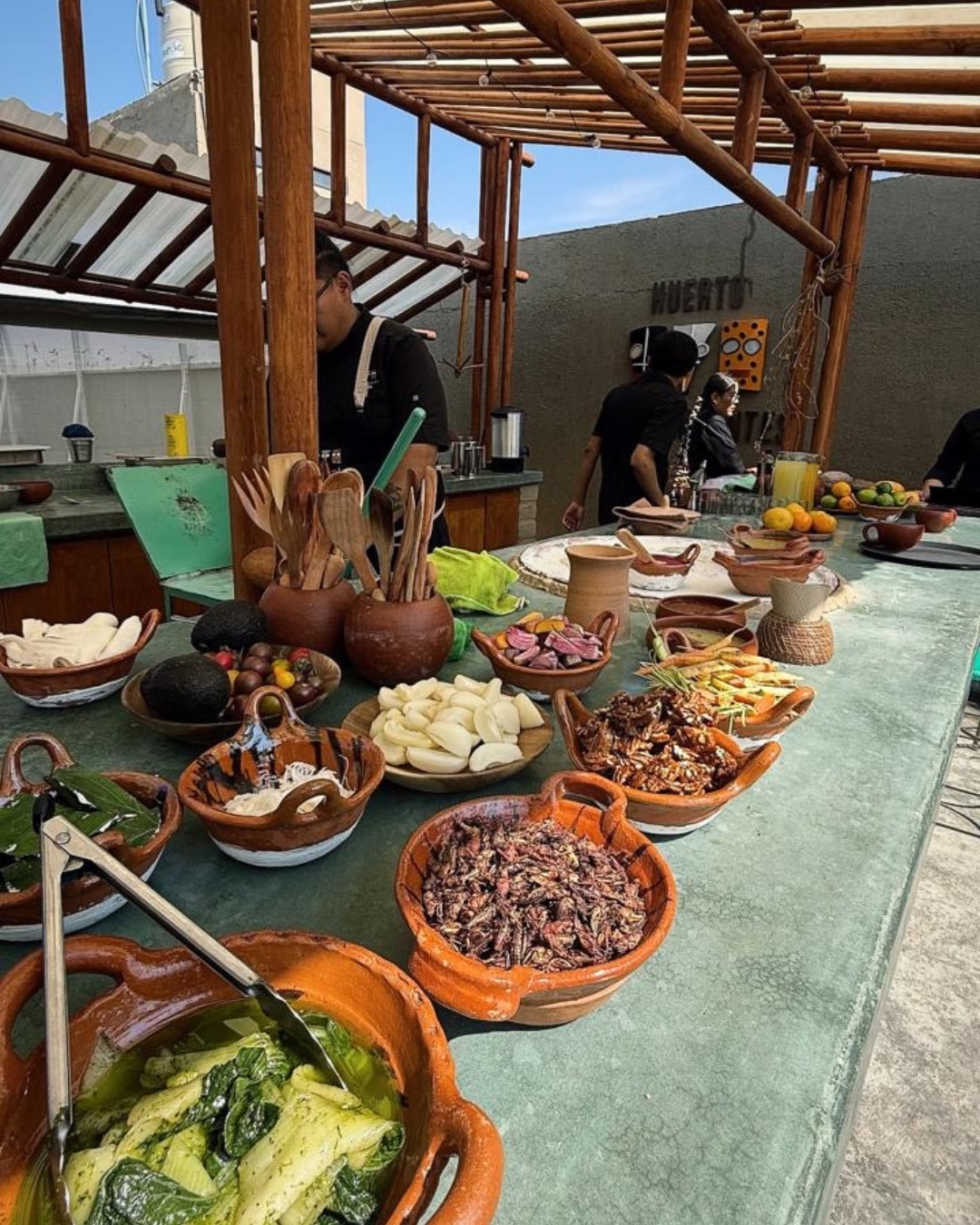 Tuve la oportunidad de comer en Huerto Danzantes @huertodanzantes y la verdad, fue de esas experiencias que te recuerdan por qué Oaxaca es tan especial.
Lo que más me gustó fue que no llegas solamente a sentarte a comer. Primero recorrimos el huerto con Claudia, nos contó la historia del proyecto y pudimos ver de dónde salen muchos de los ingredientes que después llegan a la mesa.
Y sí, cuando sabes de dónde viene lo que estás comiendo, todo sabe diferente.
Cada platillo se siente más fresco, más auténtico y mucho más conectado con el lugar.
Son de esos espacios que te hacen bajar el ritmo, disfrutar la conversación y apreciar todo lo que hay detrás de una buena comida.
Y justo este tipo de experiencias son las que me encanta compartir en Oaxaca. Lugares con historia, personas apasionadas y momentos que van mucho más allá de un restaurante.
¿Les gustaría vivir algo así en su próximo viaje a Oaxaca?