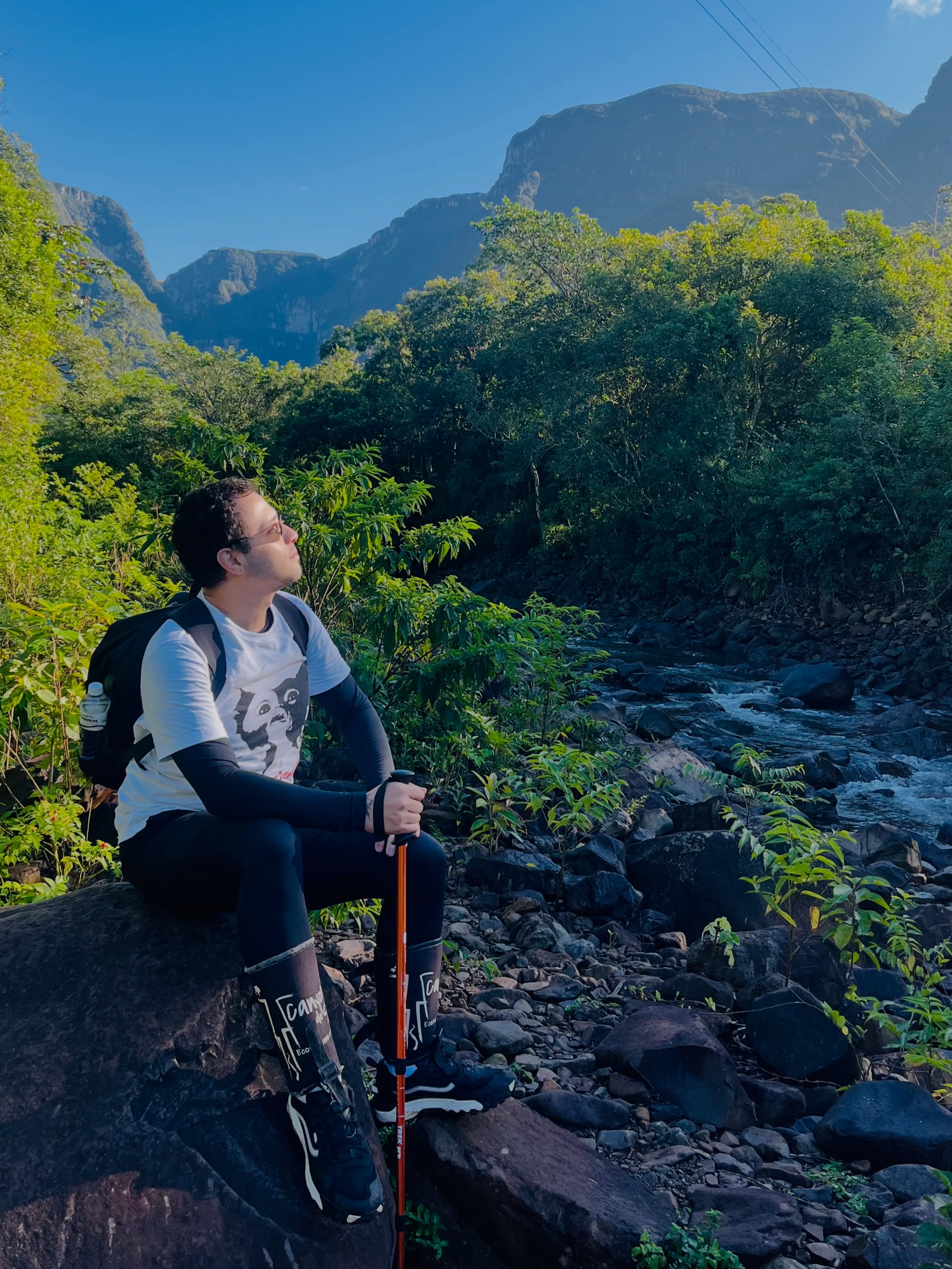 A gente planeja o roteiro. A natureza improvisa o resto.
Teve gente que veio por uma trilha e ficou parado quarenta
minutos olhando pro mesmo ponto. Sem pressa. Sem celular. Só olhando. Às vezes o melhor da viagem é o que não estava no roteiro.
Quando foi a última vez que você foi surpreendido assim?
#vivacapitaldoscanyons #praiagrandesc #turismonosul #ecoturismo #parquesnacionais