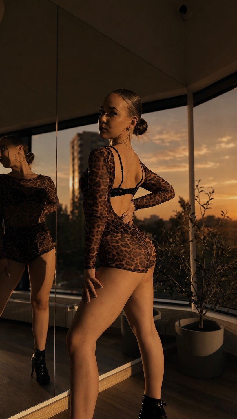 ✨ Meie tiim kasvab!
Tutvuge — Arina @arinakoort , uus High Heels treener DEESSE Stuudios 💫
Mitmekülgse tantsutaustaga treener. Hooliva ja loomingulise tantsijana loob ta sensuaalseid ning naiselikke koreograafiaid, kus igaüks leiab oma koha ja enesekindluse. Temaga viid oma naiselikkuse järgmisele tasemele 🔝
📅 Tunniplaan
Juuni
▫️ 12.06 – 19:00
▫️ 17.06 – 19:00
▫️ 26.06 – 19:00
Juuli
🔥 UUS kinnine High Heels kursus 06.07-31.07
▫️ E ja R kell 19:00
✨ Juuli avatud grupid
▫️ T ja N kell 20:00
▫️ P kell 18:00
💸 Hinnad:
▫️ Proovitund – 15€
▫️ Üksiktund – 17€
📩 Treeningutele ja kursusele saad registreeruda meie veebilehel või kirjuta meile. Ootame sind tantsima!
——
✨ В нашей команде пополнение!
Знакомьтесь — Арина @arinakoort , новый тренер по High Heels в DEESSE 💫
Тренер с разносторонним танцевальным опытом. Как заботливый и творческий наставник, она создаёт чувственные и женственные хореографии, в которых каждая найдёт своё место и уверенность. С ней ты выведешь свою женственность на новый уровень 🔝
📅 Расписание занятий
Июнь
▫️ 12.06 — 19:00
▫️ 17.06 — 19:00
▫️ 26.06 — 19:00
Июль
🔥 Новый закрытый курс High Heels
▫️ Понедельник и пятница — 19:00
✨ Открытые группы в июле
▫️ Вторник и четверг — 20:00
▫️ Воскресенье — 18:00
💸 Стоимость:
▫️ Пробное занятие — 15€
▫️ Разовое посещение — 17€
📩 Записаться на тренировки или на закрытый курс можно по ссылке в шапке профиля или написать нам в Direct. Ждём 🫶
