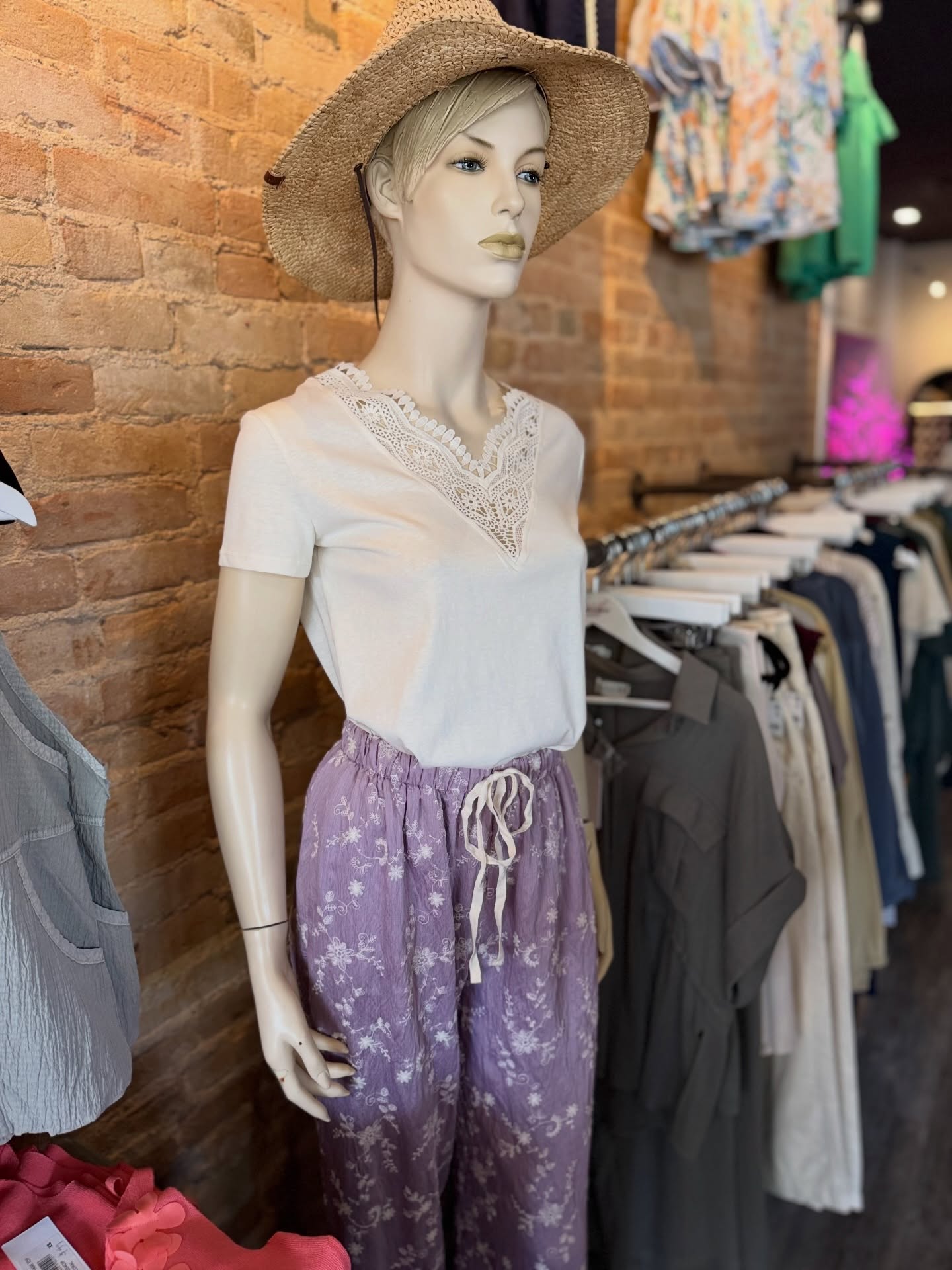We love a summer top with a bit of jeuje— a neckline of simple lace, a flutter sleeve, a front tie, or a detailed hem. 🌺
#elevatedclassics #ladiesfashion #summertops #summerstyle #outfitinspiration