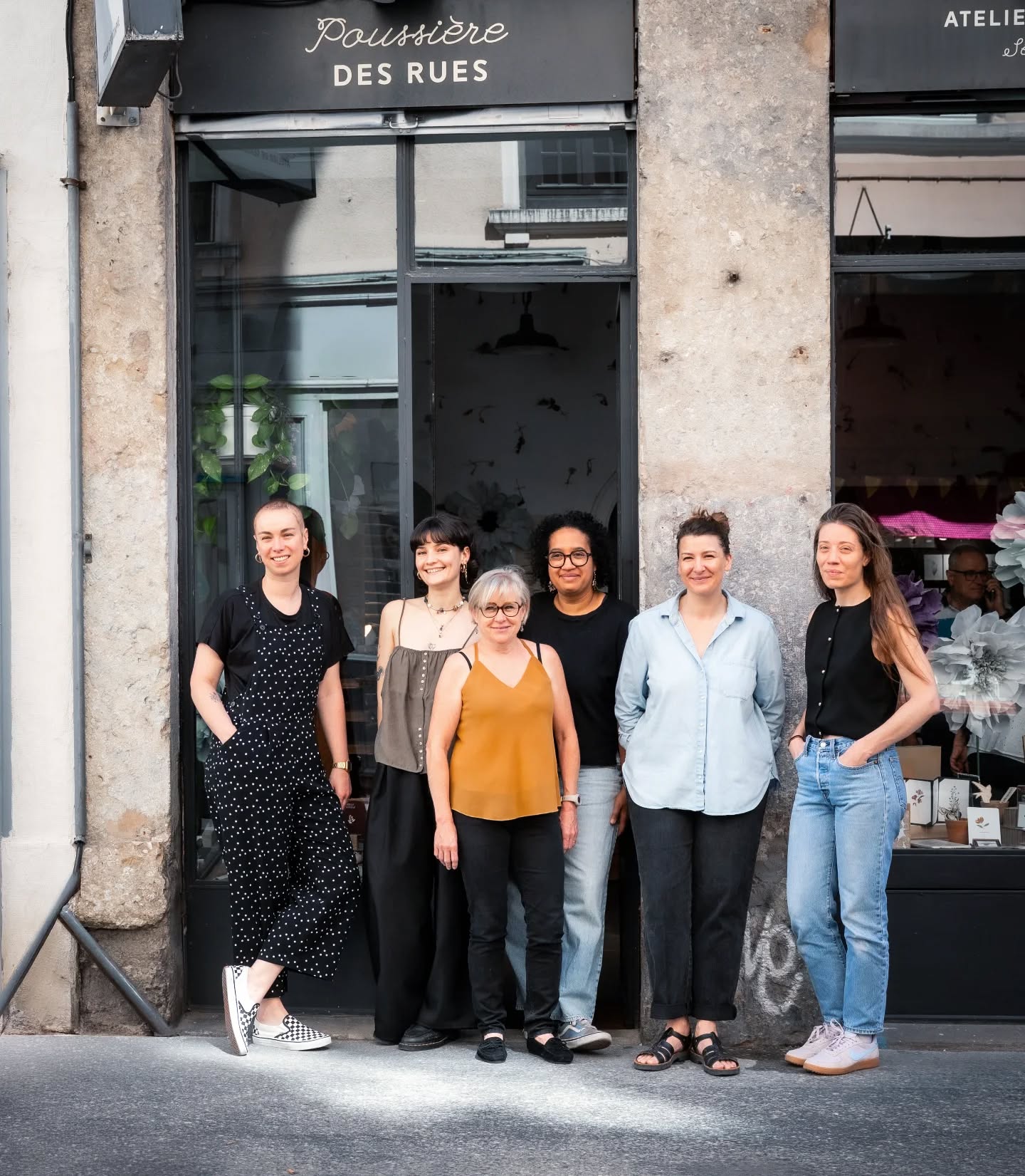 La team Poussière des Rues sous l'œil d'ange @vibesdancetv .
L'équipe qui s'est construite au fil du temps et ça commence à faire du monde ! Un ou une petite septième ?😉 Je ne sais pas si c'est un choix profond de ne travailler qu'avec des femmes mais aujourd'hui je suis heureuse de travailler et faire évoluer Poussière des Rues auprès de 5 femmes aux personnalités et parcours différents. 5 femmes avec différentes compétences mais qui se complètent parfaitement. Pour développer l'équipe je me suis longtemps faite accompagner par une coach ainsi, qu'aujourd'hui encore, par la partie Rh de mon cabinet comptable. Une belle aventure humaine !
De gauche à droite: Aurélie, Manon, Céline, Pauline Laura et devant Diana ♡
.
.
.
#team #poussieredesrues #equipe #artisanat