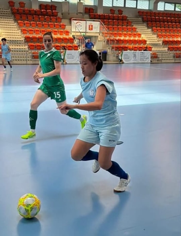 ⚽ 🇩🇪 Sina Seipel in Polen angekommen 🇩🇪 ⚽
So langsam wird es für Thülens Sina Seipel ernst.
Gut angekommen in Warschau standen schon die ersten Trainingseinheiten, heute Morgen eine Teambesprechung und mittags das erste Testspiel auf dem Programm.
Gegen die Kickerinnen aus Taiwan gab es ein 0:0.
Folgt Sina und der deutschen Futsal-Nationalmannschaft der Studentinnen auf Instagram:
https://www.instagram.com/adh.futsal?igsh=YWV3NHIzNTRjdWRz
Foto: ADH Futsal
