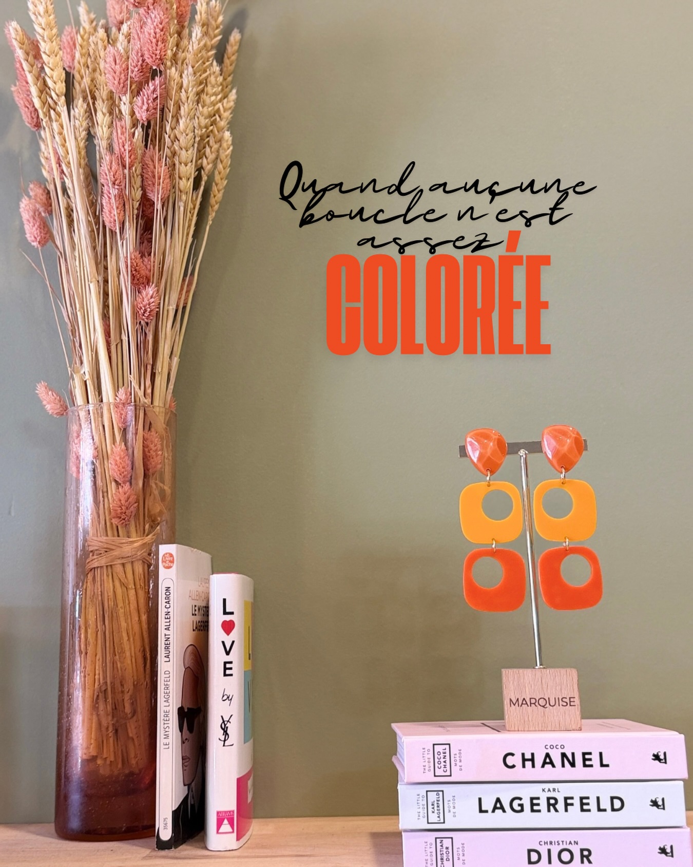 ✨ “J’adore les couleurs… mais je ne sais jamais quelles boucles porter avec mes looks.”
C’est une phrase que j’entends souvent.
Et c’est exactement pour ça que j’ai créé Marquise. 🩷
Quand je sélectionne une collection pour la boutique, je pense aussi aux bijoux qui vont lui donner encore plus de personnalité.
Je crée mes boucles en imaginant vos futurs looks : les imprimés de l’amour, les couleurs audacieuses, les associations que l’on n’oserait pas toujours seules… mais qui fonctionnent tellement bien ensemble.
Aujourd’hui, je vous présente Léana 🧡
Une paire qui ne passe pas inaperçue mais qui sublime instantanément les tenues les plus simples comme les plus colorées.
Et toi, jolie boutique qui me lis 👀…
Tu aimerais aussi proposer des boucles incroyables à tes clientes ?
Viens me glisser un petit message en DM 😍
✨ Pour découvrir tout l’univers Marquise, rendez-vous sur @bijoux_marquise ou sur ma boutique en ligne.
#bouclesdoreillesfantaisies #bijouxcréateur #lookaudacieux #comtessedeblois #bijouxmarquise