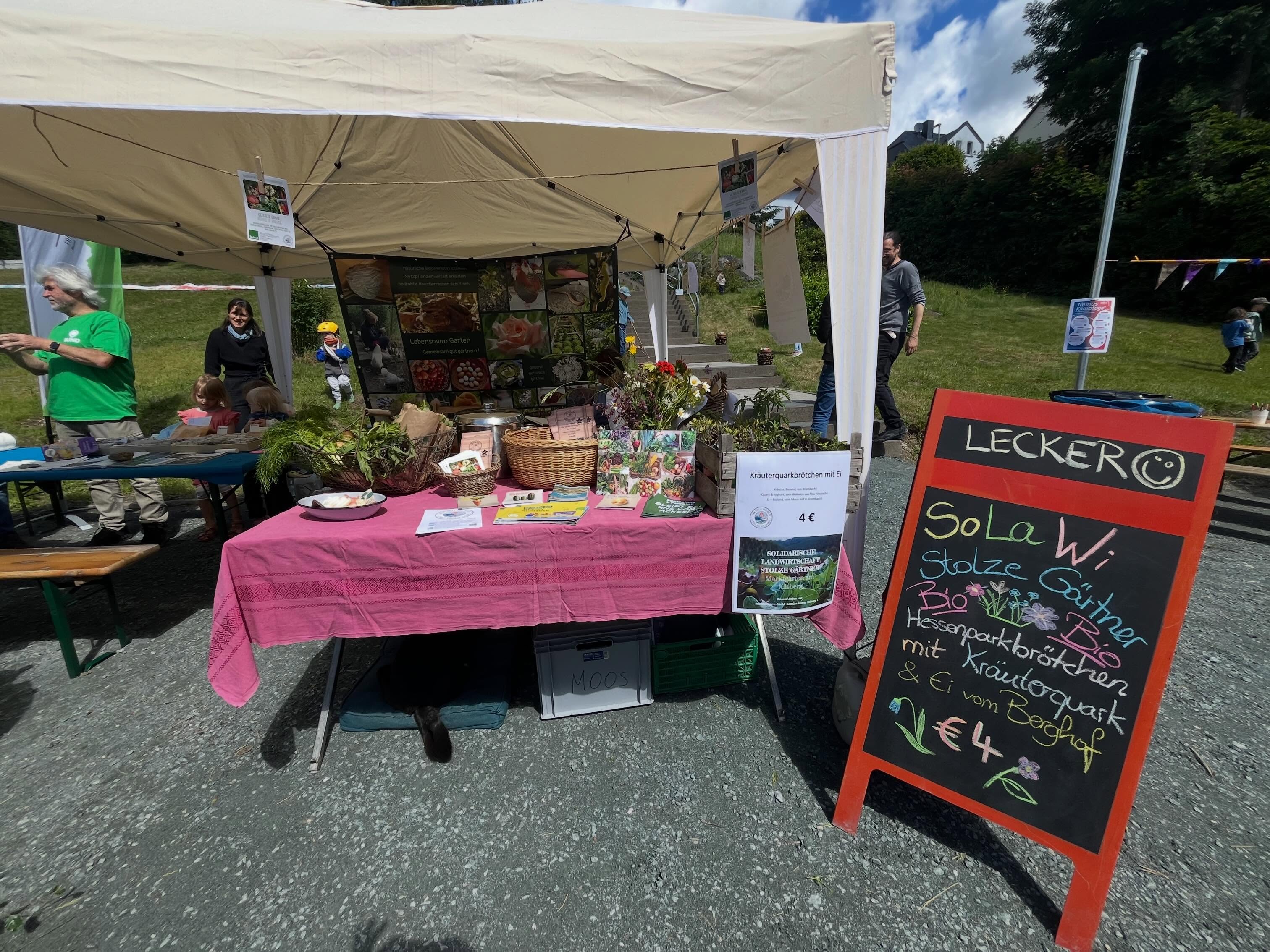 Mitten in Schmitten! Heute sind wir bei einer der sieben Schmittener Veranstaltung im Rahmen der Klimatage dabei. Es gibt leckere Quarkbrötchen aus unserem Bioland-Marktgarten mit Eiern von glücklichen Hühnern vom Berghof und vieles mehr! Der BUND und viele andere haben spannende Mitmachaktionen und 2’weitere leckere Essensangebote. #schmitten #klimatage2026 #bioland #solawi