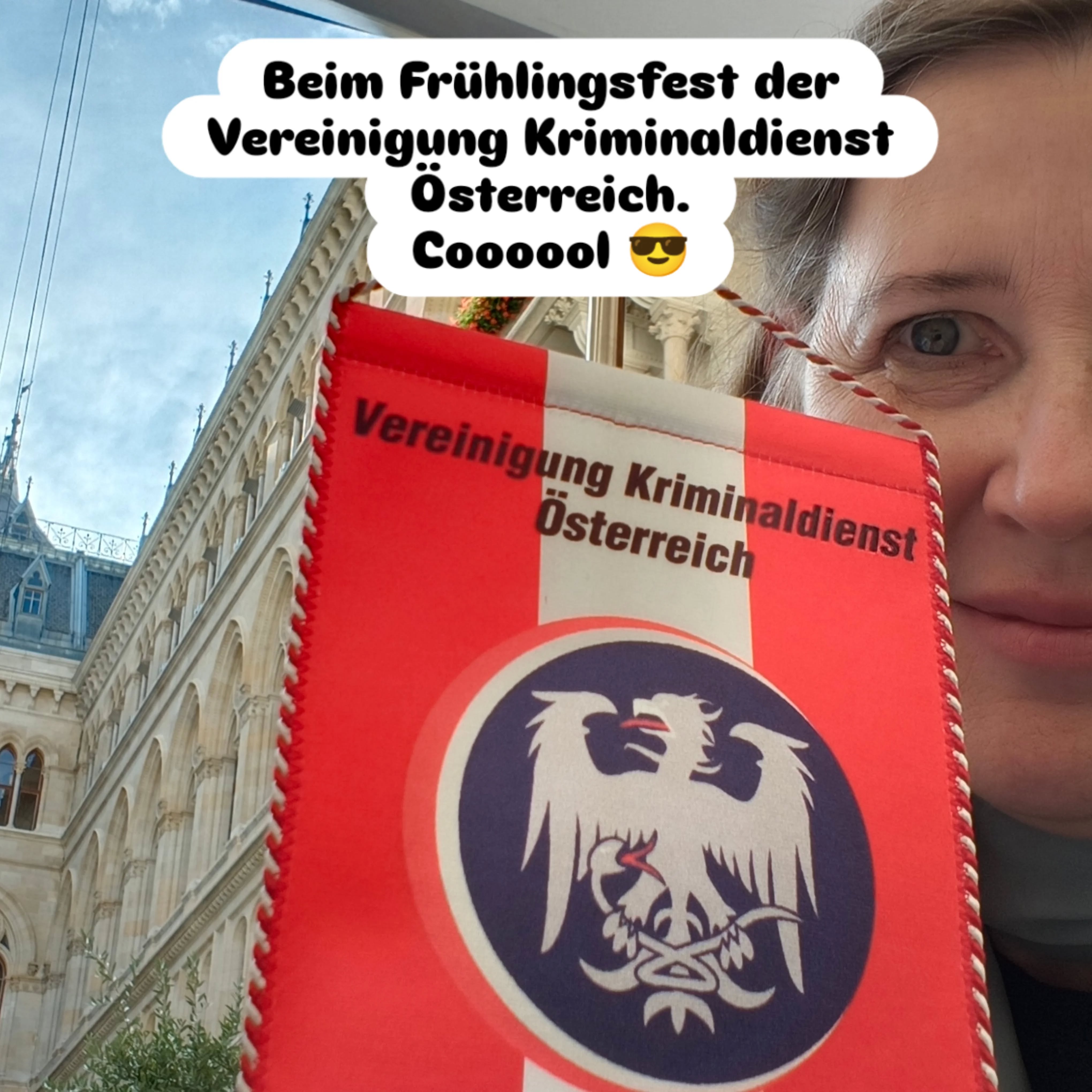 Große Ehre. Bin beim Frühlingsfest der Kripo l. Im Arkadenhof im Rathaus.
Leider muss ich früher gehen... Warum, erzähle ich euch noch.