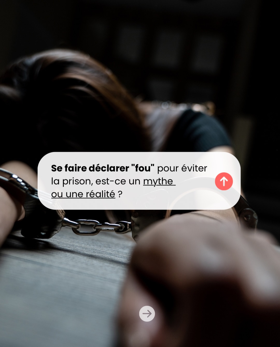Une expertise psychiatrique est ordonnée dans votre dossier pénal, qu’est ce que ça signifie exactement ?
En droit belge, l’analyse portera sur l’existence ou non de ce trouble et du lien causal avec les faits reprochés.
L’expert évalue votre état mental au moment des faits, votre dangerosité, le risque de récidive et votre rapport aux soins. Son rapport n’est pas un verdict mais il pèse lourd sur la décision du juge.
Si le trouble est retenu et qu’il existe un risque du fait de ce trouble que la personne concernée risque de commettre de nouveaux faits s’il ne suit pas son traitement, la juridiction va prononcer un internement. C’est une mesure de sûreté, contrôlée par la chambre de protection sociale, qui peut dans les faits durer plus longtemps qu’une peine correctionnelle classique. Il y a des internements qui sont immédiatement exécutés et le justiciable reste en prison avant de pouvoir être pris en charge dans une structure adaptée.
Ce que beaucoup ignorent aussi, c’est que vos déclarations pendant l’expertise ont un impact aussi. L’expert n’analyse pas seulement votre état clinique mais aussi votre attitude, la cohérence de vos propos, votre niveau de conscience des faits...
Besoin d’un avis juridique sur votre situation ? N’hésitez pas à contacter le cabinet.
droit pénal - avocat pénaliste - expertise psychiatrique - procédure pénale - irresponsabilité pénale - défense pénale - cabinet avocat Bruxelles