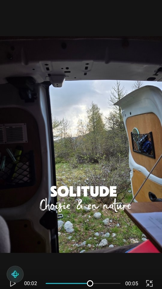 Être accompagnatrice en montagne et animatrice nature, c'est parfois passer quelques jours loin de la maison, dormir dans la kangoo (#Bertha), cuisiner dehors, se réveiller avec le froid et gratter le pare-brise au petit matin.
Ce n'est pas toujours confortable, surtout quand la neige et la grêle s'invitent en plein mois de mai.
Mais cette solitude-là est choisie. Et elle fait du bien.
Dans des vies qui vont souvent à 2000 à l'heure, (3 boulots tu connais ? Et encore j'ai pas d'enfants...!)
Ces moments me permettent de ralentir, de respirer, de laisser l'esprit vagabonder (pour trouver de nouvelles idées 😅).
🌲🏔️
Ça t'arrive aussi de t'organiser des moments seuls rien qu'à toi?