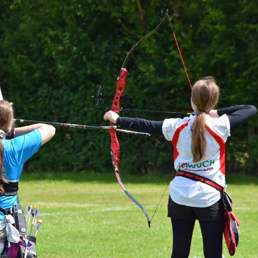 A very busy weekend for 6 of our archers, who competed in 4 different counties this weekend.
On Saturday, our barebows @mattthebarebow and Paul competed in @guildfordarcheryclub head to heads, in lovely sunny weather. Meanwhile @emilythearcher was competing in JAS stage 3 at Wallingford Castle Archers, where the sun continued to shine, in between the blustery intervals. And up at Lilleshall, @bellabruguier was competing at BUCS.
On Sunday, BUCS continued, and it was time for surrey target champs, where Paul and Chris represented the Nonsuch Bowmen brilliantly all day.
And a special well done to Lucy, who shot her first ever competition, over @westessexbowmen on Sunday. We're so incredibly proud of her shooting which went from strength to strength over the day, landing her with a gold medal. Keep up the good work.
#juniorarcher #seniorarcher #surreyarchery @archerygbofficial
#archerycompetition