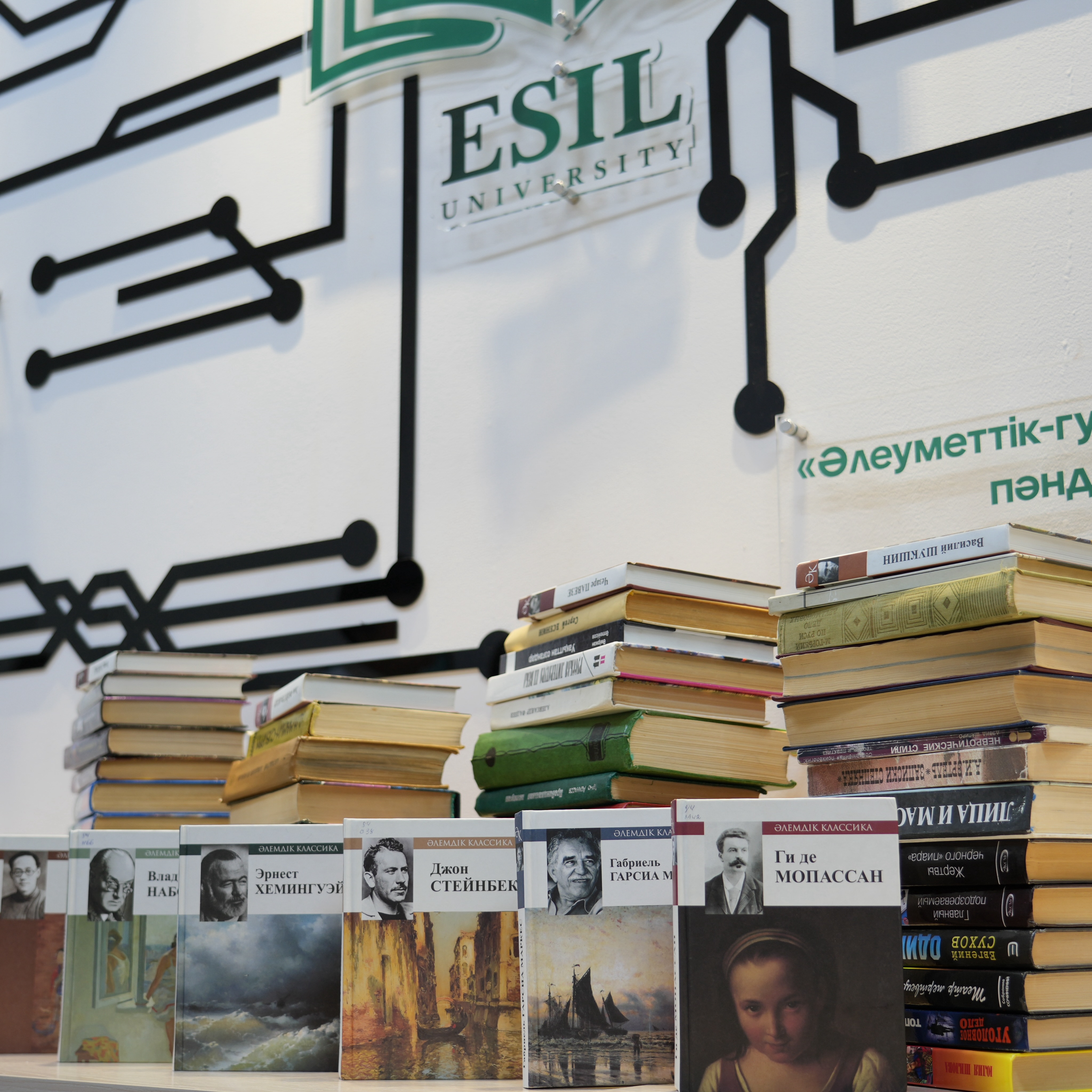 📚 Esil University әлеуметтік серіктестікті дамытуды жалғастыруда.
Университет кітапханасы «Әлеуметтік жұмыс және туризм» кафедрасымен бірлесіп, Астана қаласы әкімдігінің «Жәрдем» әлеуметтік қызмет көрсету орталығына кітаптар табыстады.
Игі бастама Қазақстан Республикасы Президентінің «Оқитын ұлт» жобасын қолдау мақсатында жүзеге асырылып, оқу мәдениетін дамытуға және білімге қолжетімділікті арттыруға бағытталған.
Табыс етілген басылымдар орталықтың кітапхана қорын толықтырып, қызметкерлер мен әлеуметтік қызмет алушылар үшін пайдалы білім көзіне айналады.
__________________________
📚 Esil University продолжает развивать социальное партнерство
Библиотека университета совместно с кафедрой «Социальная работа и туризм» передала книги Центру социального обслуживания «Жәрдем» акимата города Астаны.
Инициатива реализована в поддержку проекта Президента Республики Казахстан «Оқитын ұлт» («Читающая нация»), направленного на популяризацию чтения и расширение доступа к знаниям.
Переданные издания пополнят библиотечный фонд центра и станут полезным ресурсом для сотрудников и получателей социальных услуг.