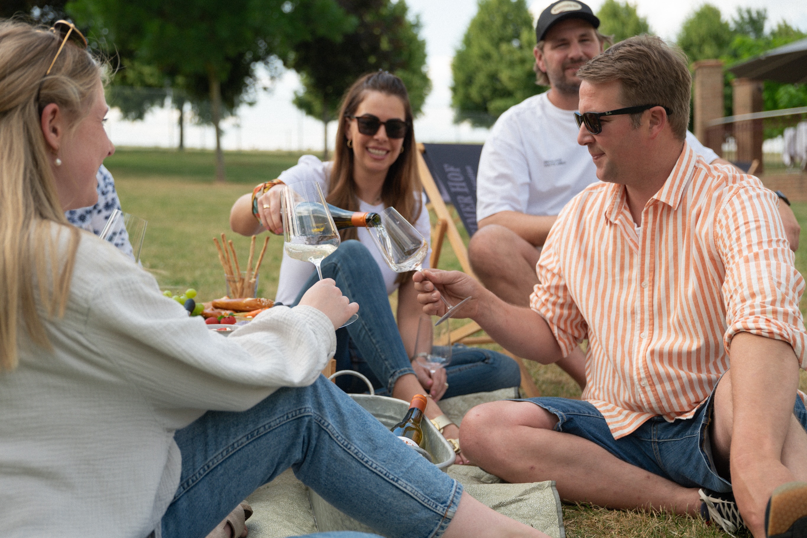 KENNENLERNPAKET☀️
Kennt ihr schon alle Weine aus dem Jahrgang 2025?😍
Unser Kennenlernpaket bietet die perfekte Gelegenheit, die neuen Weine zu entdecken und eure Favoriten für den Sommer zu finden.
Frisch, fruchtig und unkompliziert – genau die richtigen Begleiter für laue Abende,
Grillfeste und sonnige Stunden auf der Terrasse.
Jetzt Kennenlernpaket bestellen und den Sommer ins Glas holen! Link in der Bio 🫶🏼
#kennenlernpaket #lorenzundsoehne #sommer #wein #nahewein