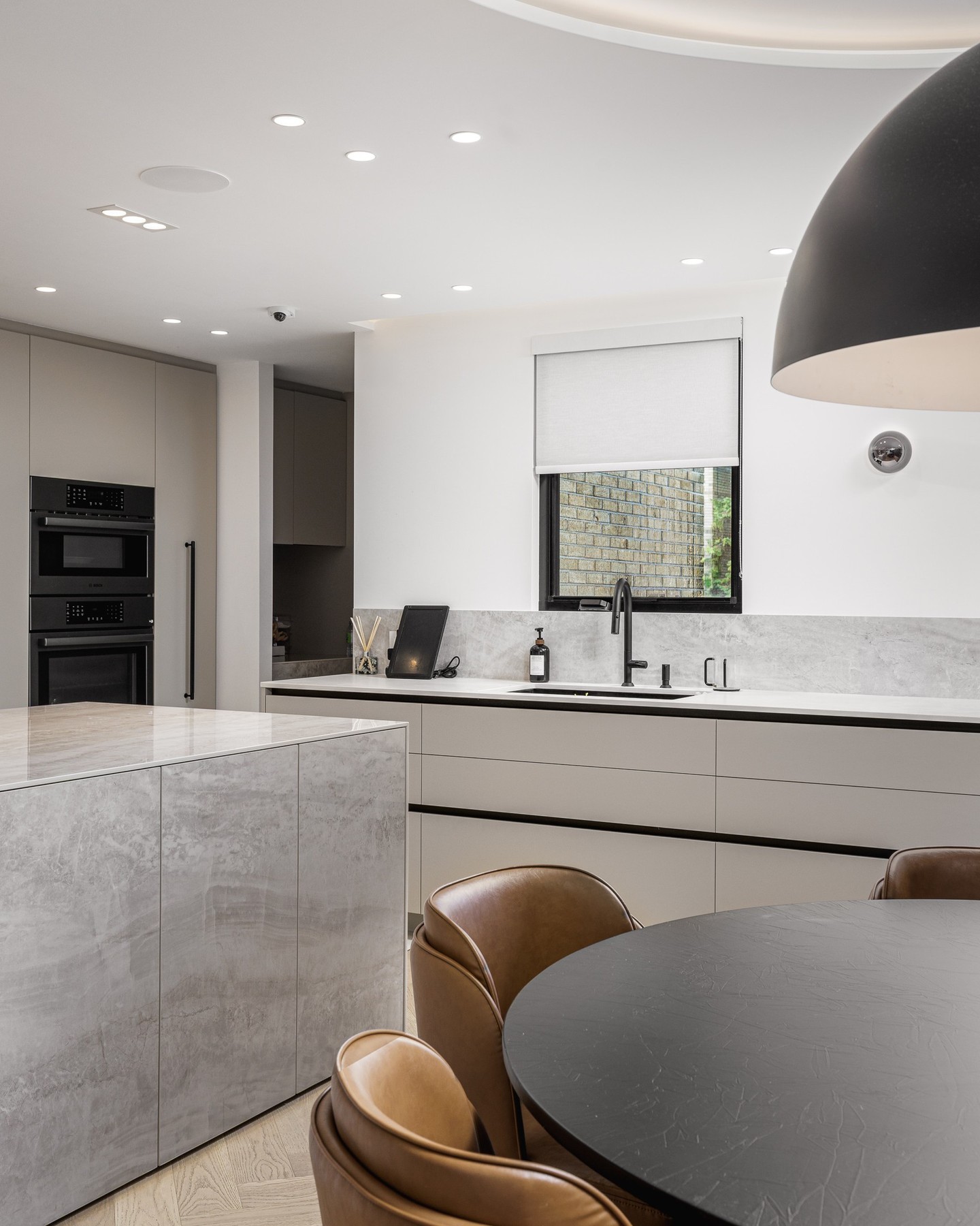 Le détail qui complète une cuisine épurée : une toile blanche, nette, sur mesure.
#cuisinemtl #cuisinemoderne #habillagefenetremtl #toilessurmesure #amenagementinterieur #mtlblinds