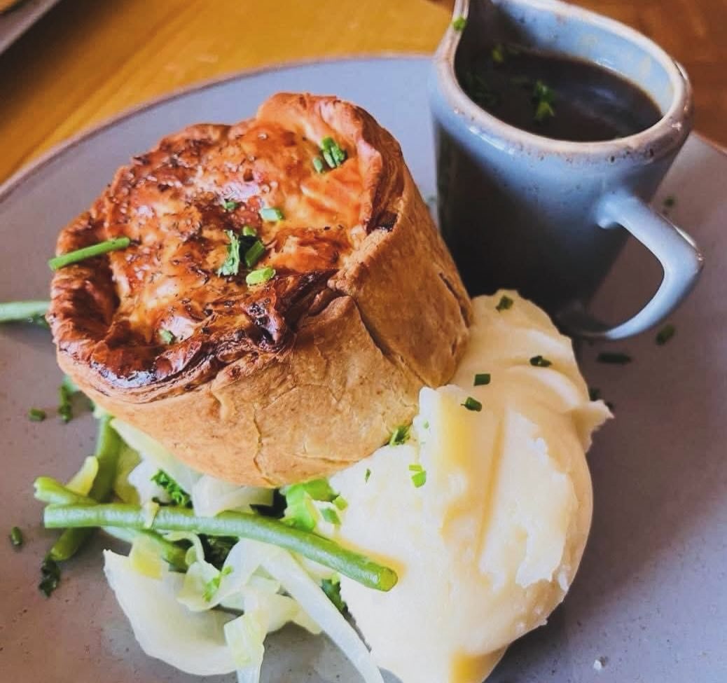 Beautiful fresh batch of our Homemade Steak & Ale Proper Pies ready for tonight’s service!🥧
www.foxandhoundslulsley.com