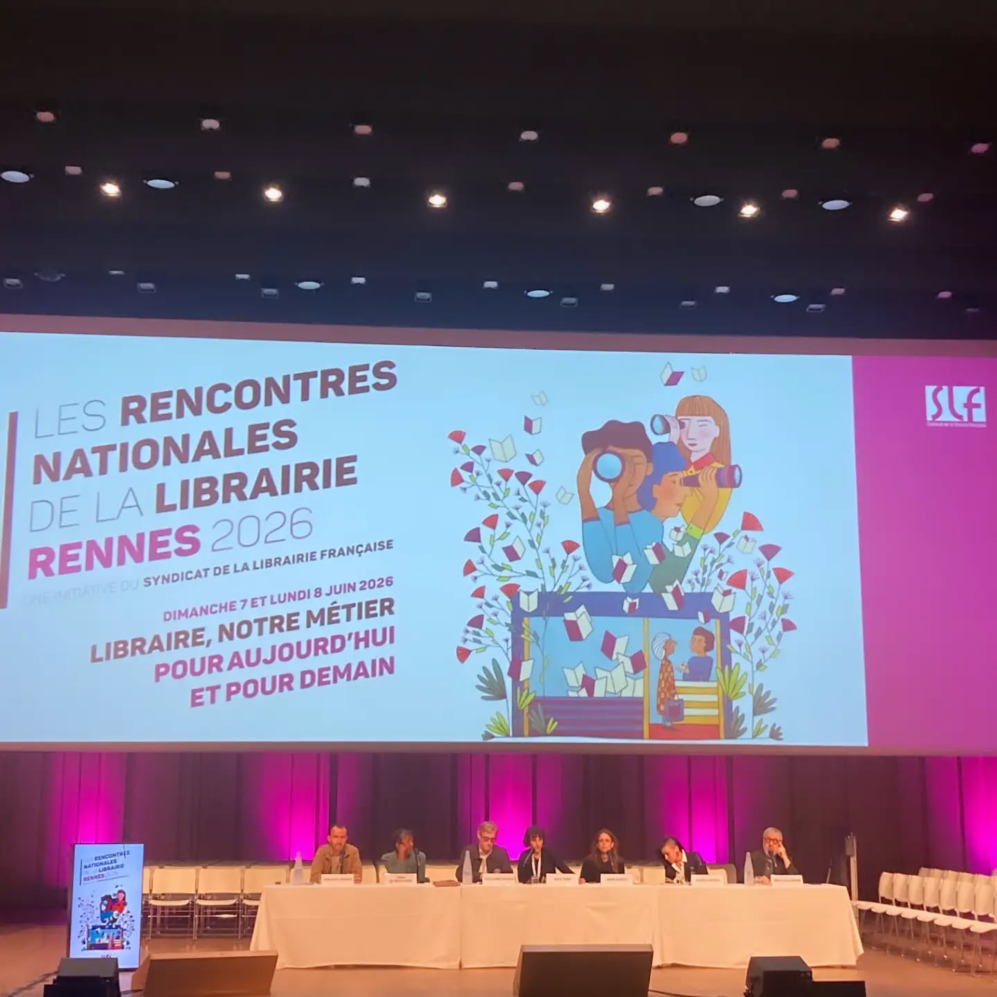 👀📸 retour sur les Rencontres Nationales de la Librairie à Rennes !
Dimanche et lundi derniers, vos libraires préférées ont déserté la boutique. Non, nous n'étions pas partis à la chasse aux dragons (quoique) nous étions aux Rencontres Nationales de la Librairie à Rennes 🥰
Un RDV unique tous les deux ans. Imaginez plus de 1000 libraires et acteurices du monde littéraire réunis. Ça fait beaucoup de discussions enflammées, de lunettes et de tote bags au mètre carré pour penser la librairie de demain ✨
#rnl2026 #librairieindépendante #viedelibraire #i̇nstabook