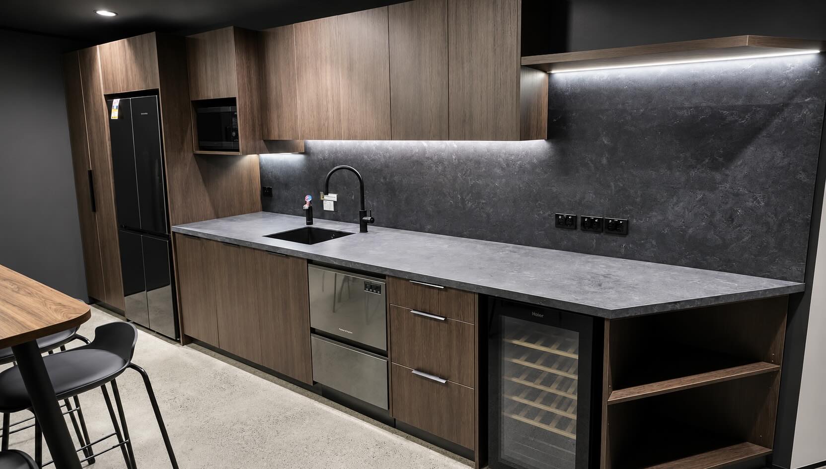 A bold, moody kitchen done right 🙌🏼 Here’s a sneak peek of another install we just completed in Auckland by the team at Pollett’s from manufacturing to installation. Full fit out of Level 7 & Level 8 coming soon…😏