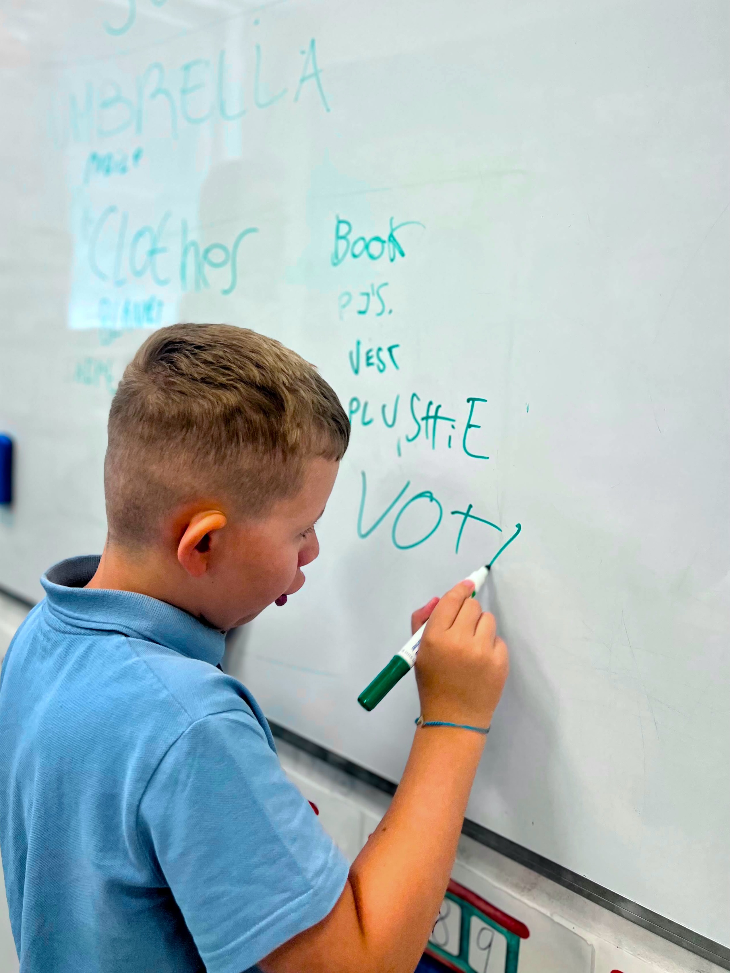 🇬🇧 V Speak Academy je angličtina oveľa viac než len učenie sa slovíčok.
Naši prváci si dnes vyrobili vlastné papierové aktovky a hravou formou si precvičovali slovnú zásobu predmetov, ktoré si nosia do školy. ✂️
Druháci sa medzitým venovali projektovému vyučovaniu, kde si okrem angličtiny rozvíjali aj svoje prezentačné schopnosti, sebavedomie a schopnosť vystupovať pred publikom. 🎤
A to všetko s našimi native speakermi, ktorí deťom prinášajú angličtinu prirodzene, zážitkovo a s radosťou. 💙
#SpeakAcademy #LearningByDoing #PrimaryEducation