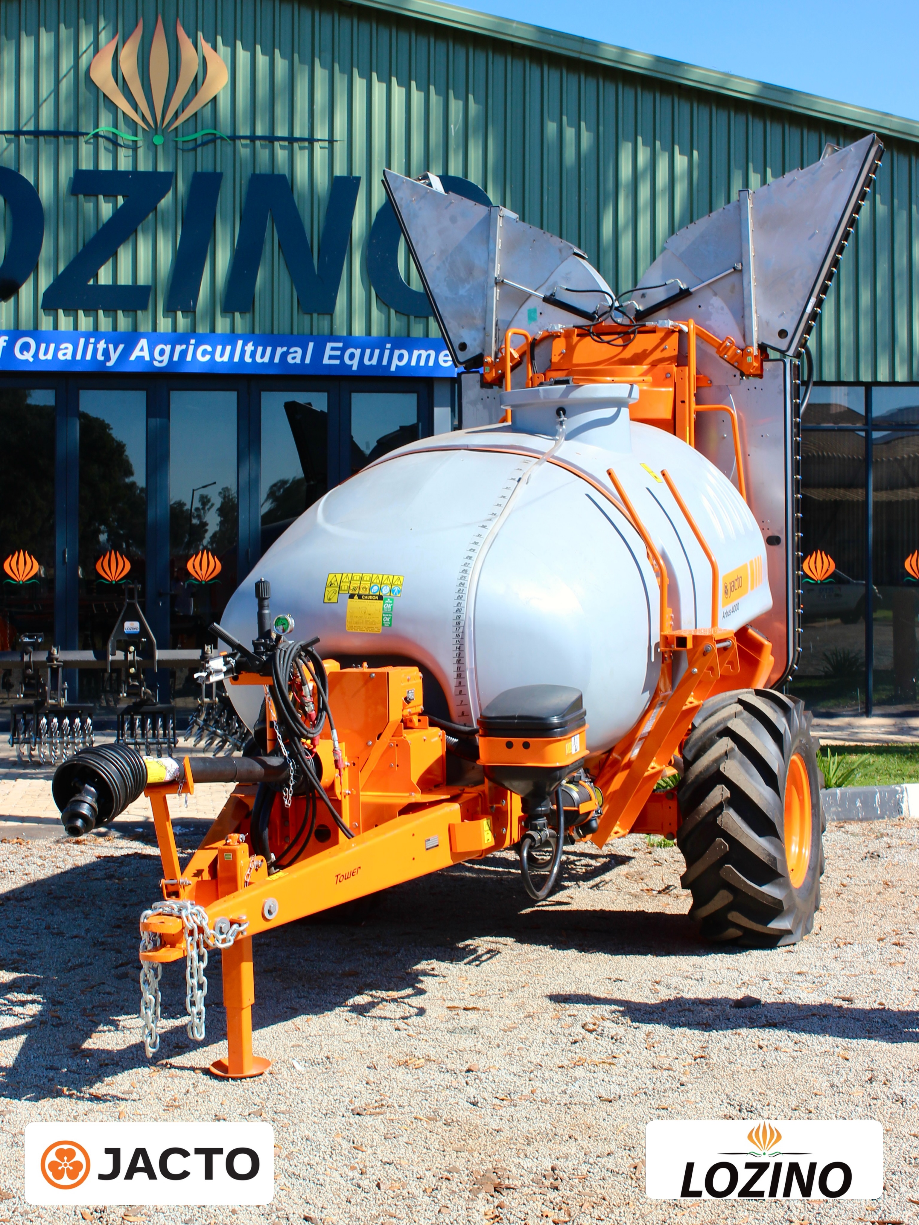 š± Jacto Arbus 4000 ā 850 VA Fan with Tower Deflector š±
Precision spraying meets power. The Arbus 4000 combines a massive tank with smart airflow tech for unmatched coverage.
ā
4000L tank capacity
ā
Anti-drip adjustable flip-over nozzle holders with ceramic nozzles
ā
Recommended tractor: 90 HP and above
Improved air distribution for uniform spraying
ā
Reduces drift, increases penetration
ā
Brings spray closer to the canopy for maximum coverage
Featured with the 850 VA Fan with Tower Deflector, which Follows the natural shape of the canopy & brings nozzles closer to the target for tighter coverage with reduced drift. Less wasted product, more efficient treatment - ideal for taller, denser crops.