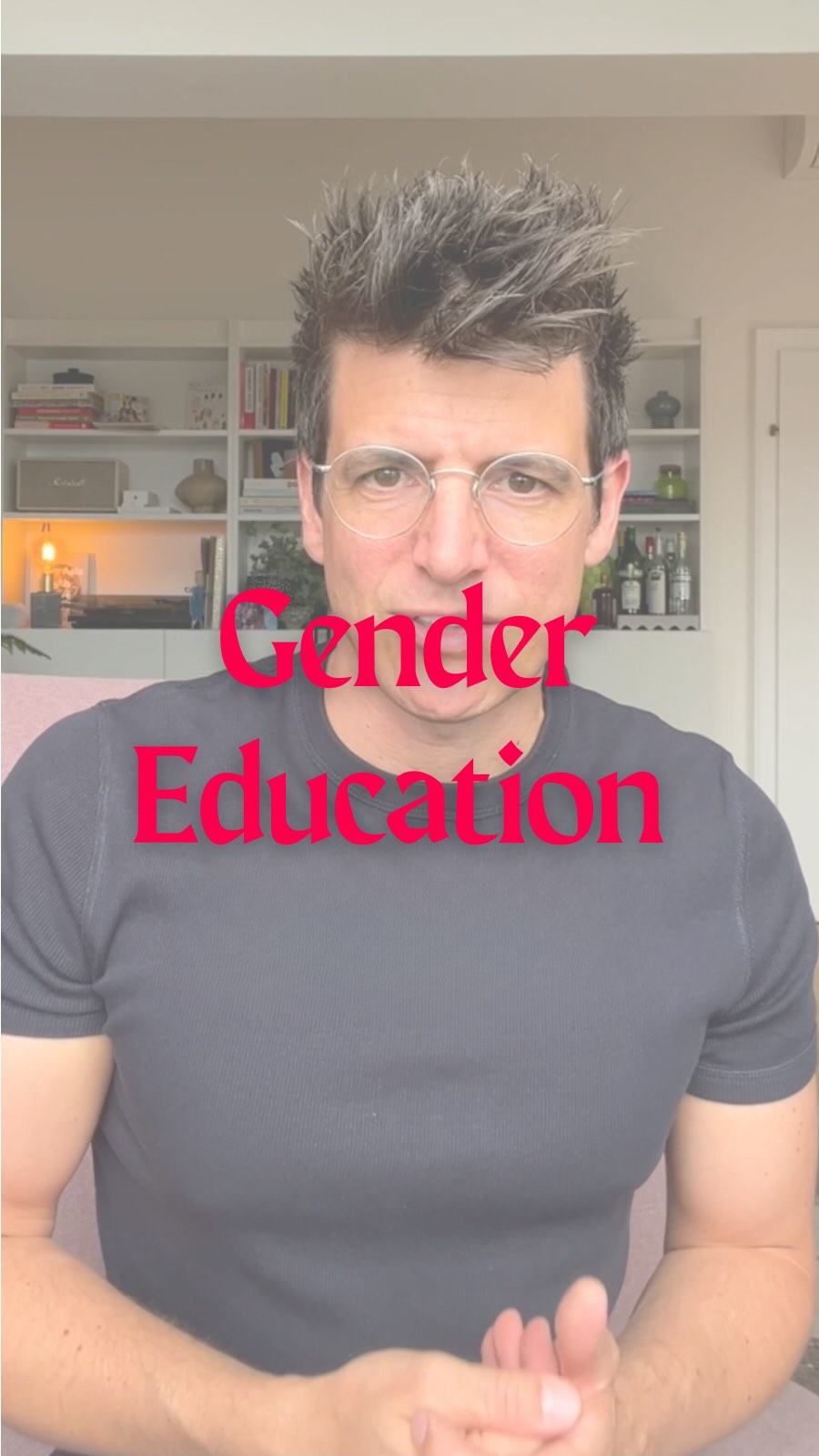 Queerfeindlichkeit nimmt in fast allen EU-Ländern zu, auch in der Schule. Höchste Zeit, über geschlechtliche Vielfalt und Gender Education im Unterricht zu reden. 🏳️🌈🏳️⚧️
Mobbing, Belästigung und ein erschreckend hoher Anteil an Suizidgedanken, besonders bei jungen und trans Personen. Als schwuler Mann und Vater in einer Regenbogenfamilie macht mich das betroffen. Aber es sollte uns alle etwas angehen.
Trotzdem werden LGBTQI-Themen in der Schule oft gar nicht oder negativ behandelt, queere Schüler*innen fühlen sich dadurch unsichtbar oder diskriminiert. In Österreich gibt es dafür eine gute Grundlage, hier dagegen zu halten: den Grundsatzerlass „Reflexive Geschlechterpädagogik und Gleichstellung“.
Praxisnah umsetzen lässt sich das mit den beiden Bänden „Schule lehrt/lernt Vielfalt“: Band 1 zum Basiswissen, Band 2 mit konkreten Unterrichtsideen für den Fachunterricht, von Familienvielfalt über queere Mathematik bis zum Vielfaltstabu.
Welche Erfahrungen habt ihr mit Gender Education gemacht – als Lehrende oder Lernende? Schreibt’s mir in die Kommentare! 👇
Quellen:
BMBWF (2018). Grundsatzerlass „Reflexive Geschlechterpädagogik und Gleichstellung.“ https://rundschreiben.bmbwf.gv.at/download/2018_21_lo.pdf
European Union Agency for Fundamental Rights (2024). LGBTQ Equality at a Crossroad. Progress and challenges (EU LGBTIQ Survey III). Publications Office of the European Union. https://fra.europa.eu/sites/default/files/fra_uploads/fra-2024-lgbtiq-equality_en.pdf
Spahn, A., & Wedl, J. (Hrsg.) (2018). Schule lehrt/lernt Vielfalt. Praxisorientiertes Basiswissen und Tipps für Homo-, Bi-, Trans- und Inter*freundlichkeit in der Schule. Edition Waldschlösschen Materialien. https://www.gendercampus.ch/public/user_upload/AWS_MAT18_Schule_lehrt_lernt_Vielfalt_Bd1.pdf
Wedl, J., & Spahn, A. (Hrsg.) (2020). Schule lehrt/lernt Vielfalt (Band 2). Material und Unterrichtsbausteine für sexuelle und geschlechtliche Vielfalt in der Schule. Edition Waldschlösschen Materialien. https://www.waldschloesschen.org/files/Publikationen/Waldschloesschen-Verlag/schulelehrtlerntvielfalt2x2.pdf
#GenderEducation #GeschlechtlicheV