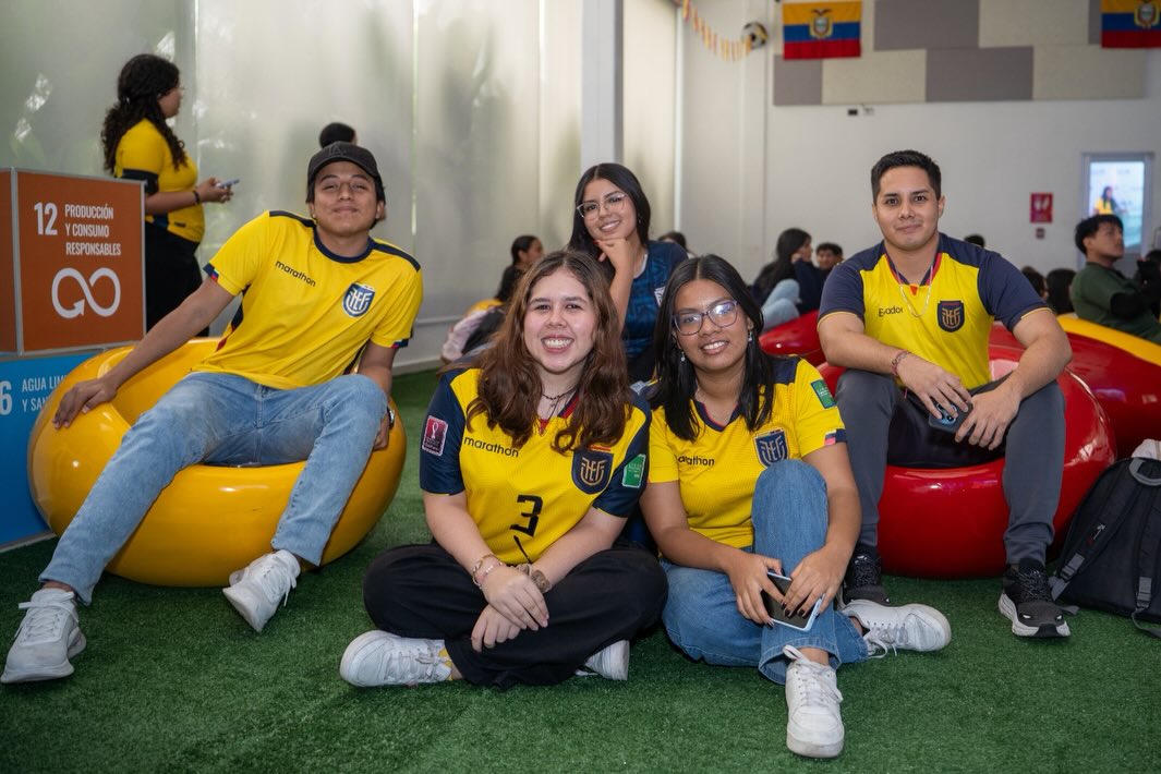 ⚽ Entre retos, premios, risas y mucha energía, así vivimos La Hinchada Ecotec.
Nuestros estudiantes de campus Samborondón disfrutaron de un día de integración junto a sus compañeros, participaron en actividades recreativas y compartieron momentos que hicieron de esta jornada una experiencia inolvidable.
Gracias a @mcdonalds_ecu por acompañarnos y ser parte de esta celebración que reunió a nuestra comunidad en torno al deporte, la diversión y la conexión.
La energía de La Hinchada Ecotec se hizo sentir. 🇪🇨